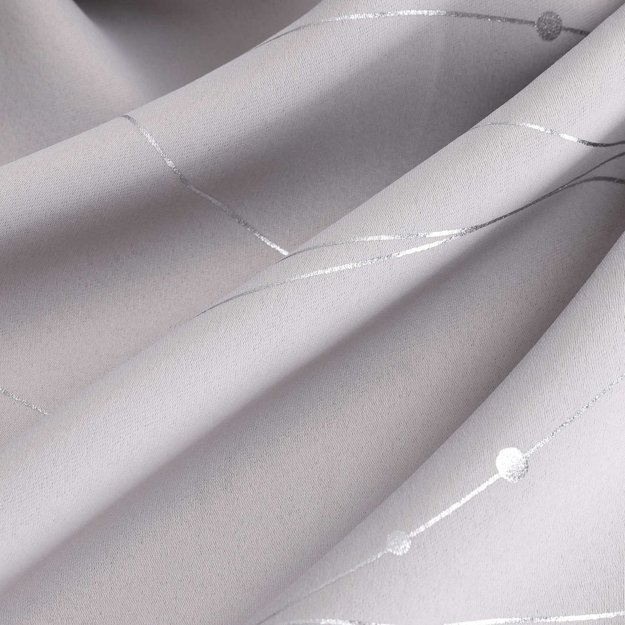 Verdunkelungsvorhang Ösenschal für Schlafzimmer mit silbernen Akzenten