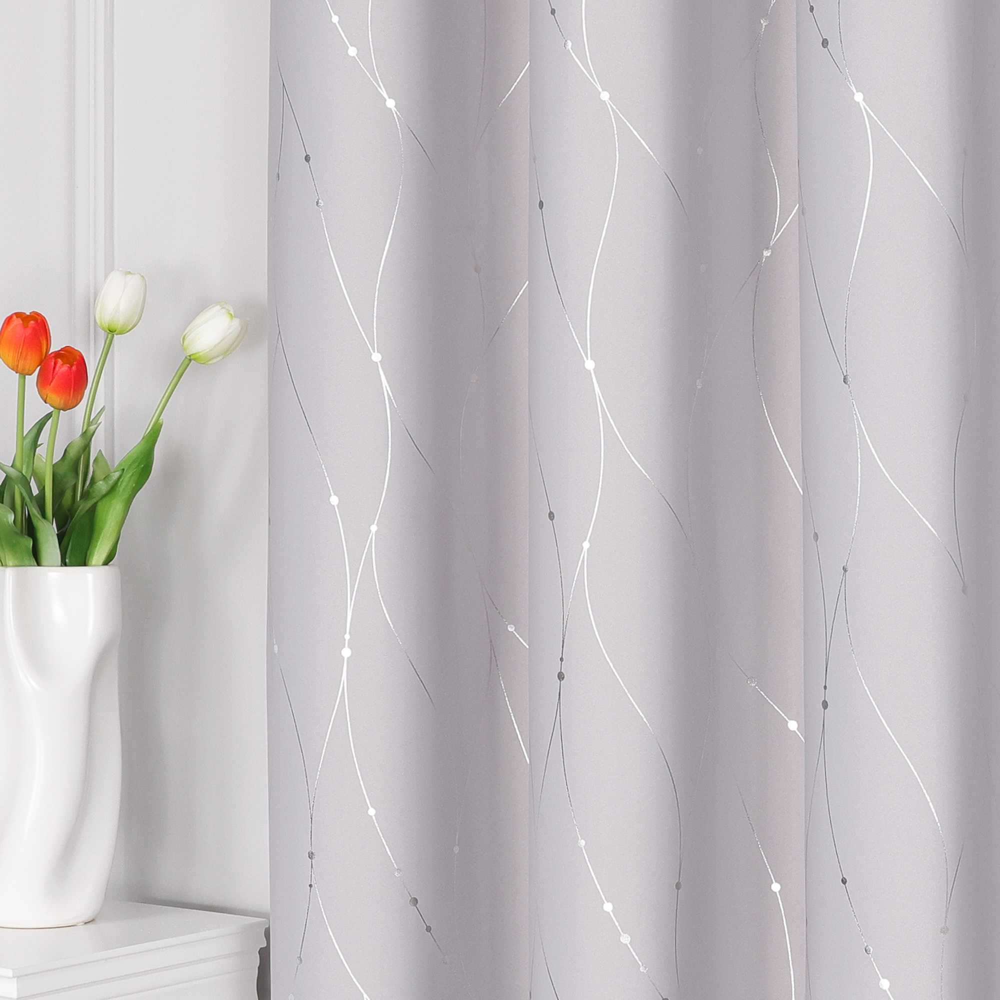 Verdunkelungsvorhang Ösenschal für Schlafzimmer mit silbernen Akzenten