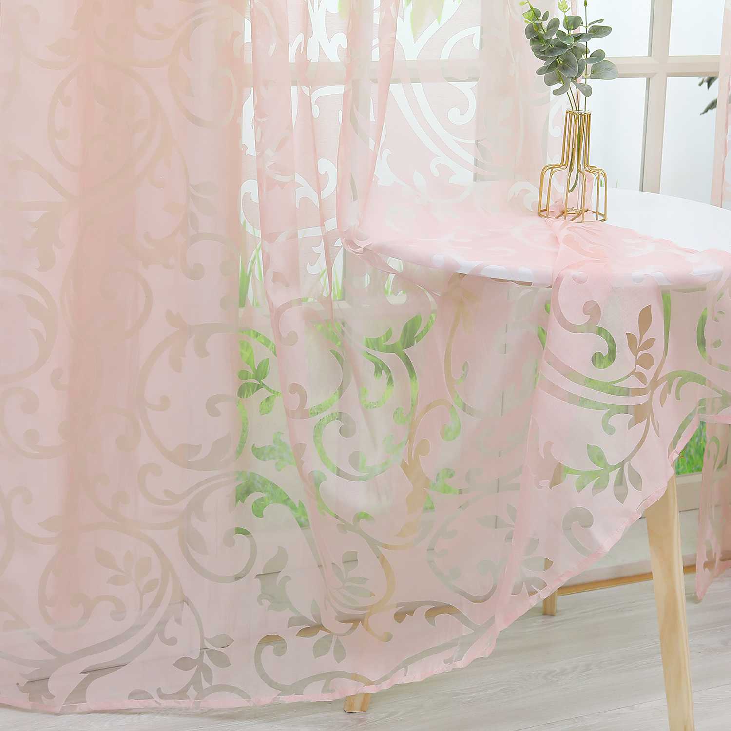 Transparente Vorhang mit Rankenmuster