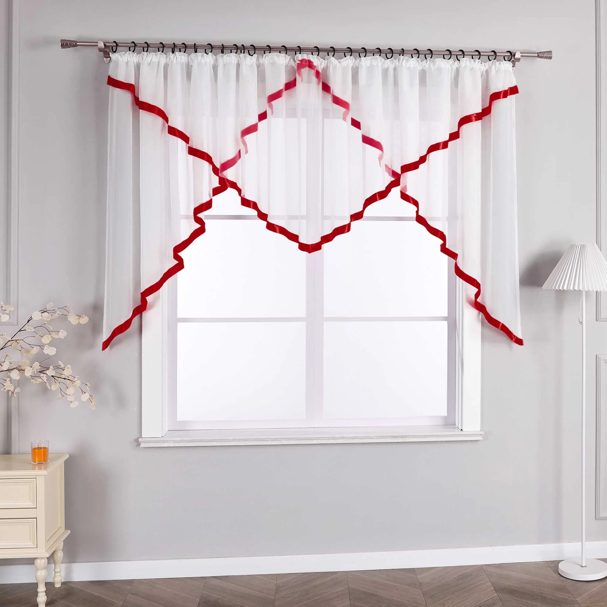 Scheibegardiene mit Wellenkante und Satinband