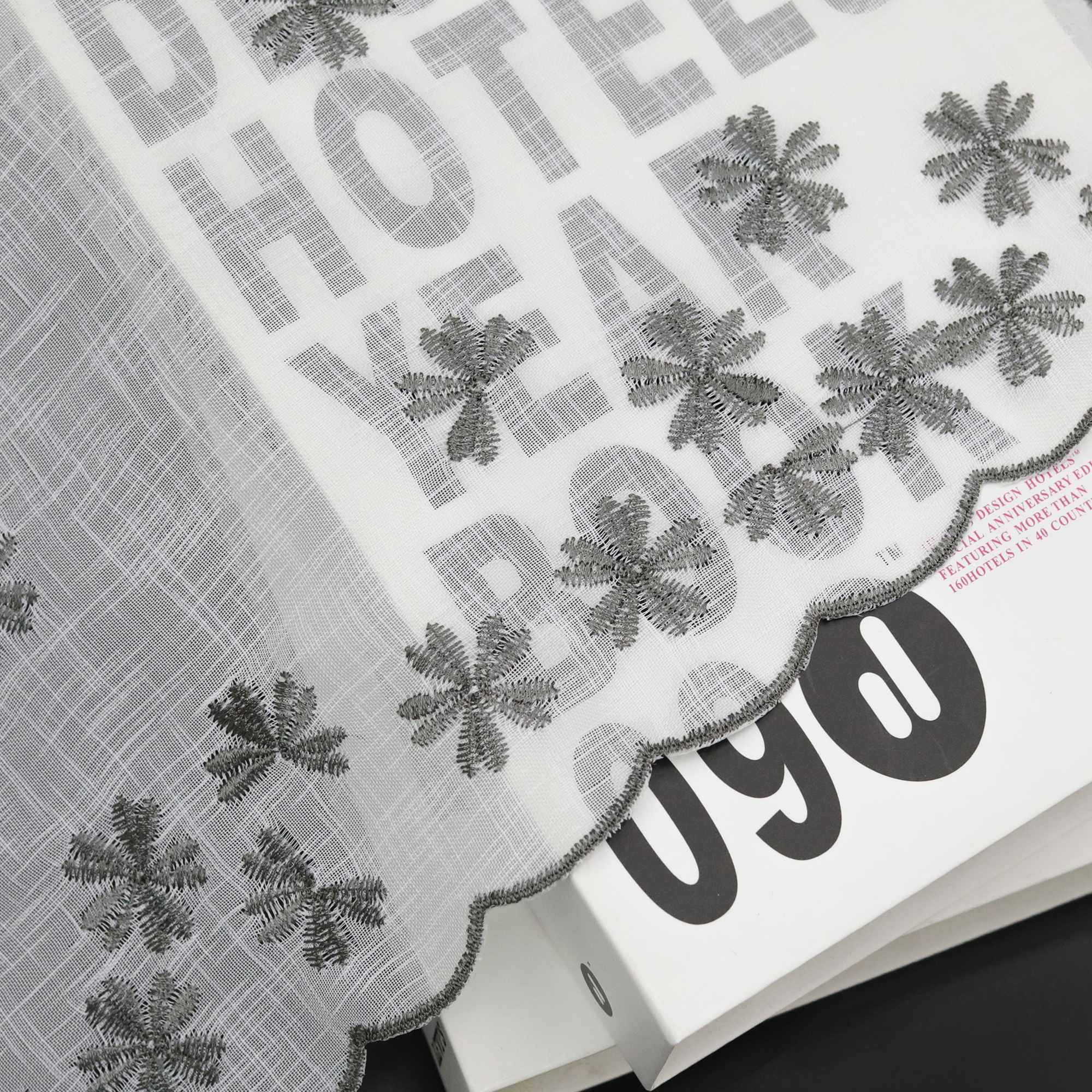 Scheibengardinen mit kleinen Blumenmuster Stickerei im Landhausstil