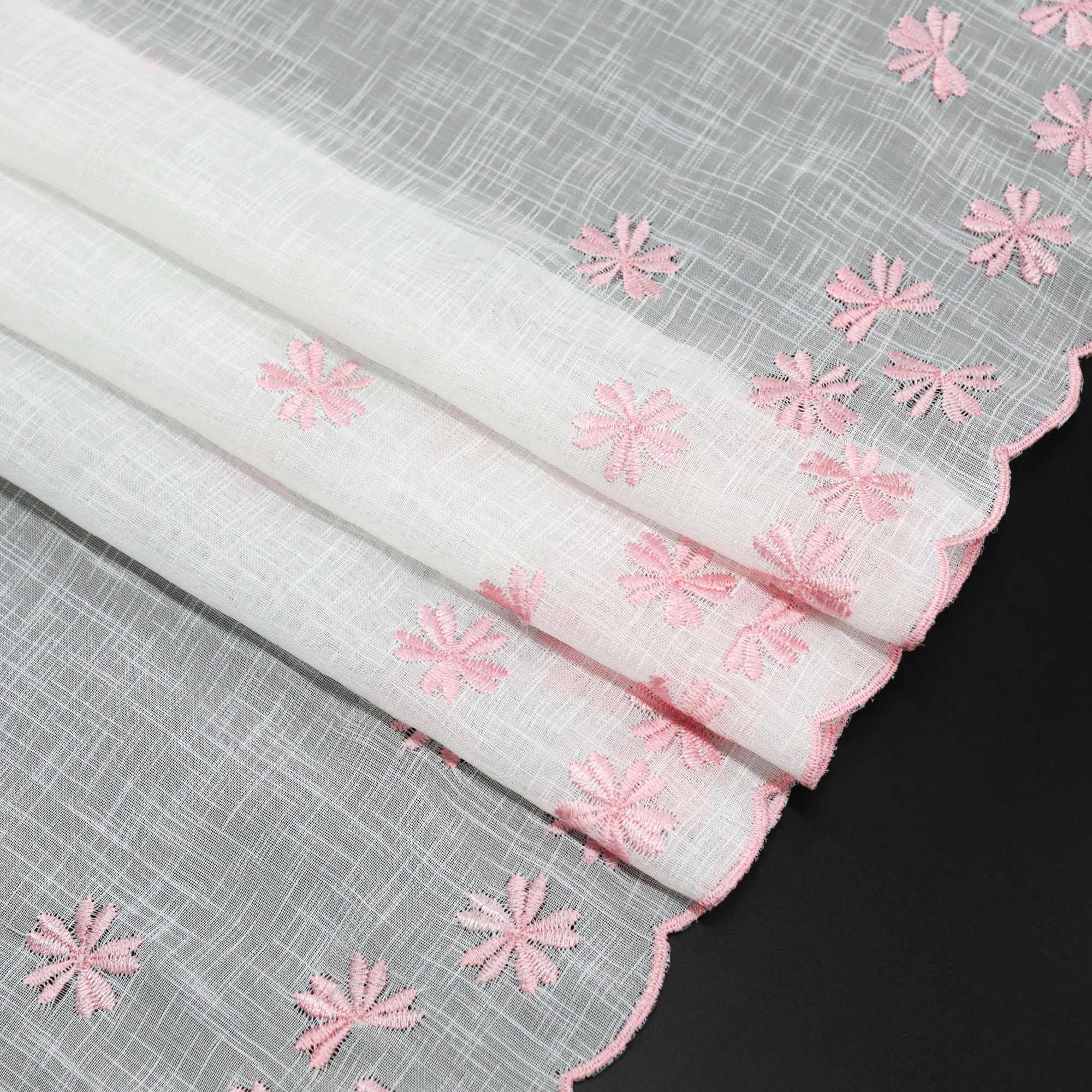 Scheibengardinen mit kleinen Blumenmuster Stickerei im Landhausstil