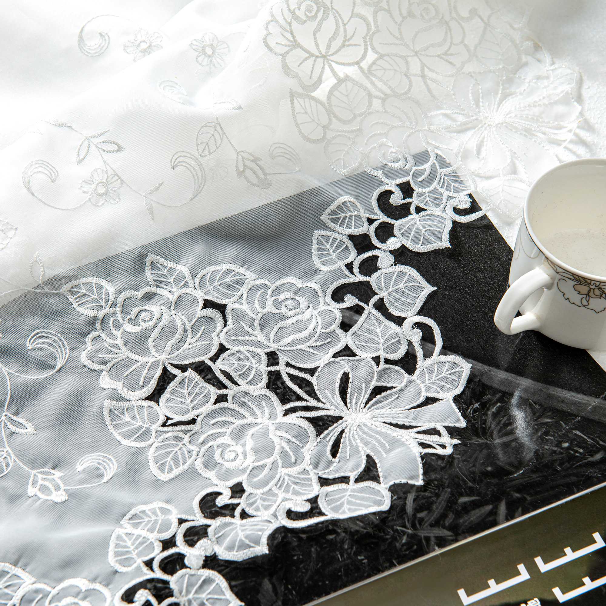 Delien Romantischer Spitzenvorhang mit filigranen Blumendesigns und Stangendurchzug