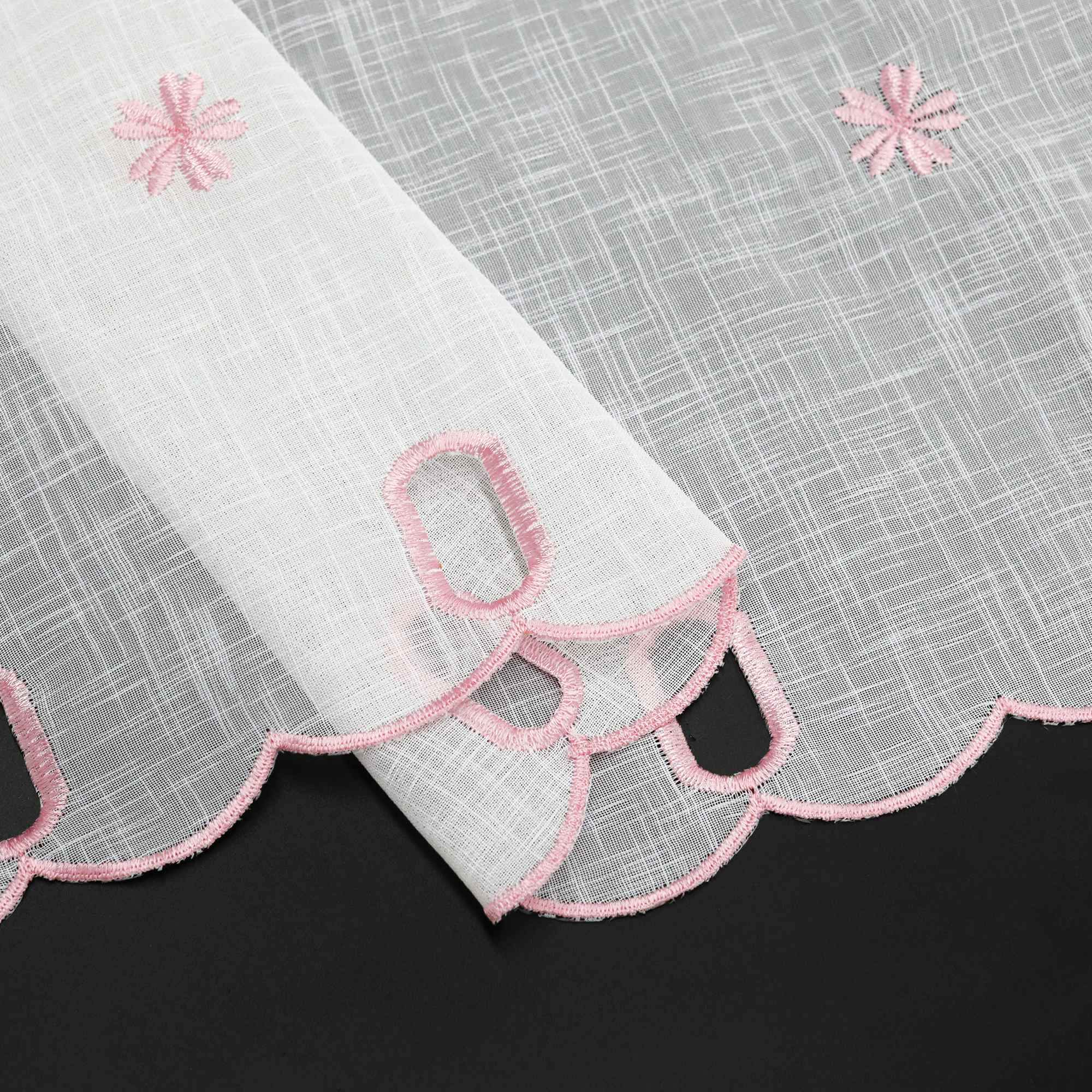 Scheibengardinen mit kleinen Blumenmuster Stickerei im Landhausstil