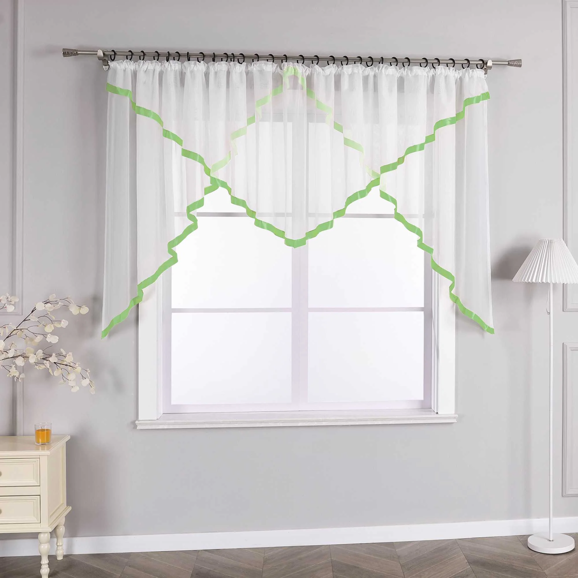 Scheibegardiene mit Wellenkante und Satinband