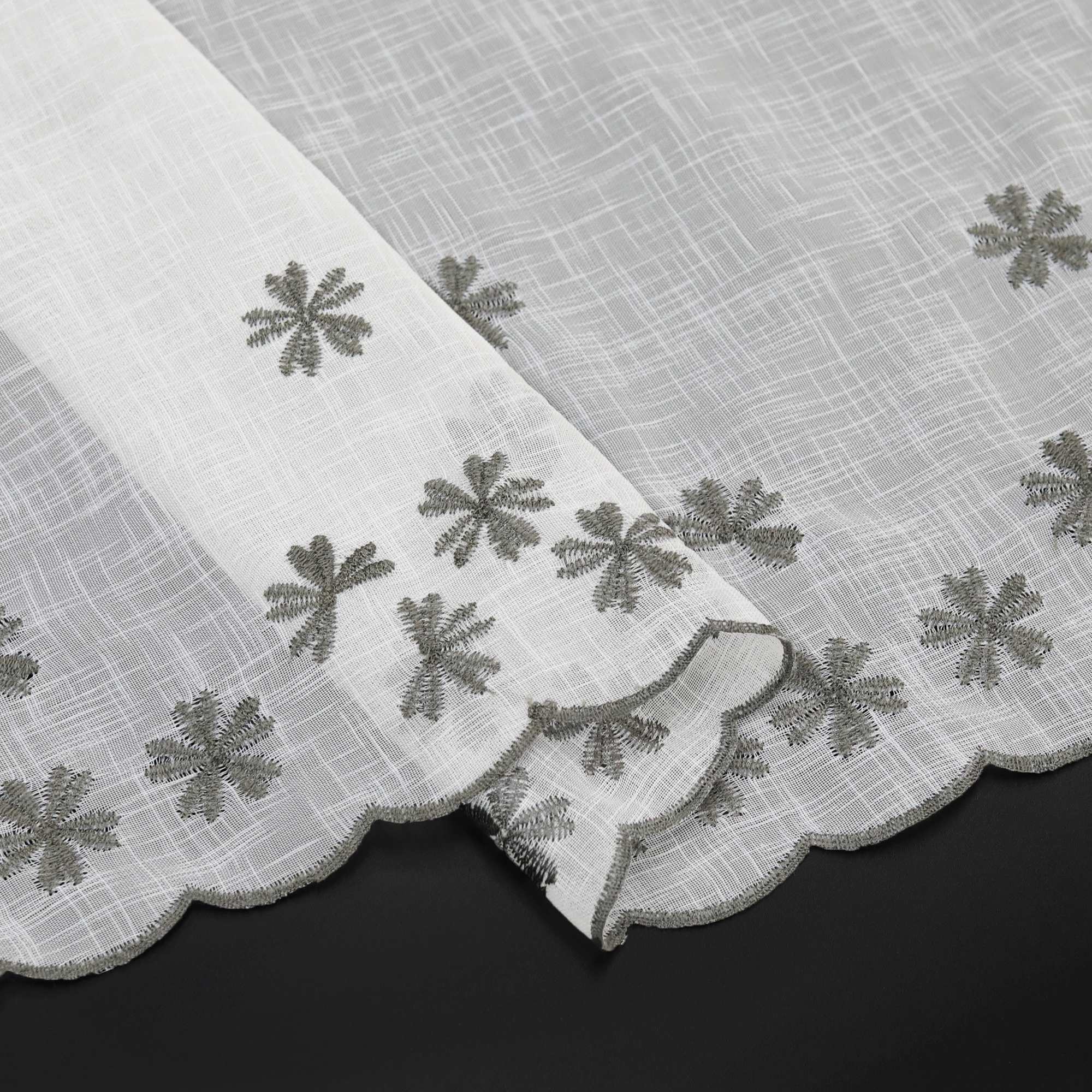 Scheibengardinen mit kleinen Blumenmuster Stickerei im Landhausstil