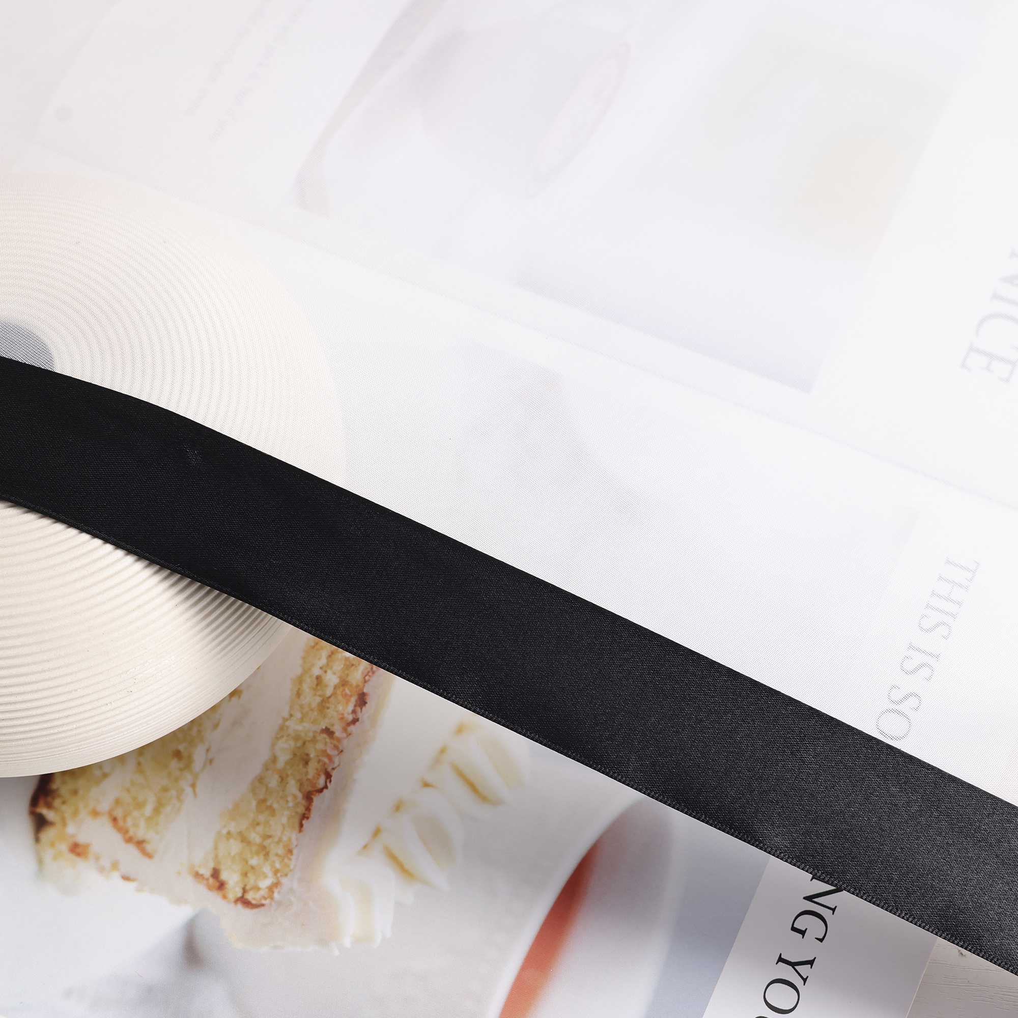 Scheibegardiene mit Wellenkante und Satinband