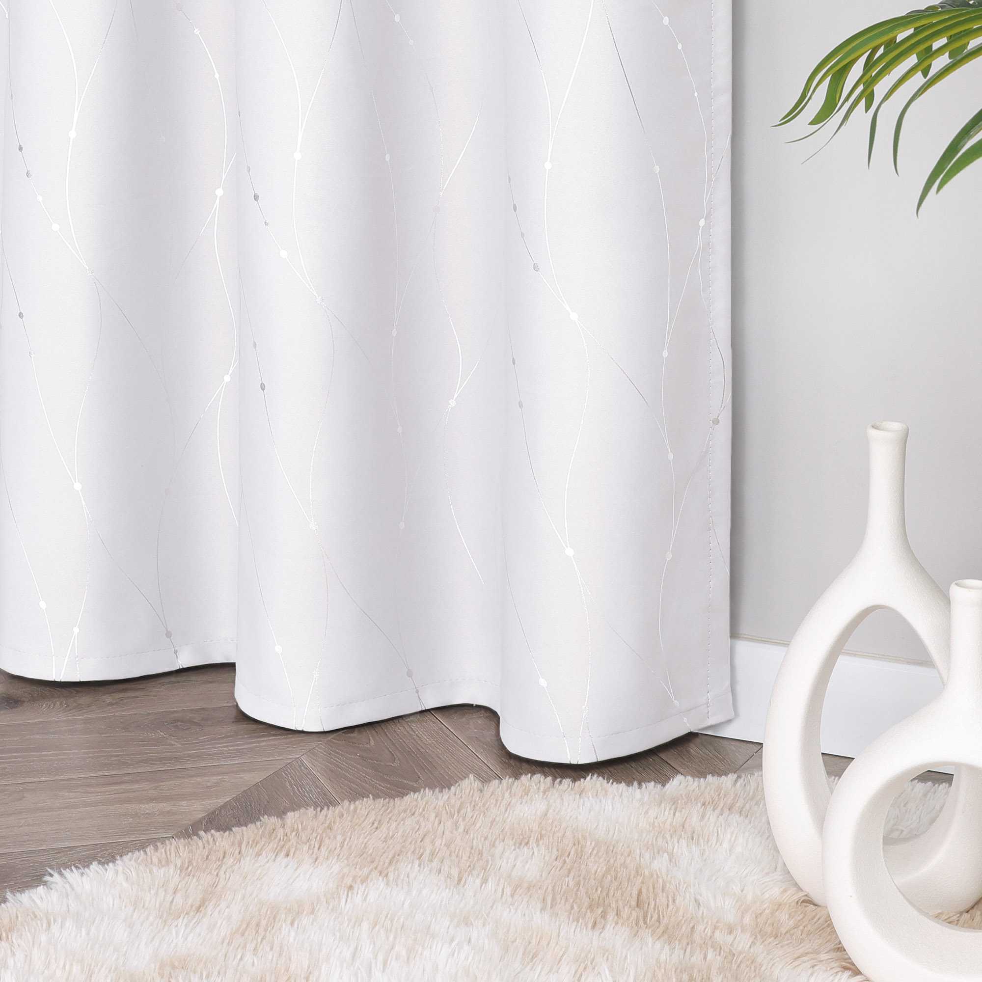 Verdunkelungsvorhang Ösenschal für Schlafzimmer mit silbernen Akzenten