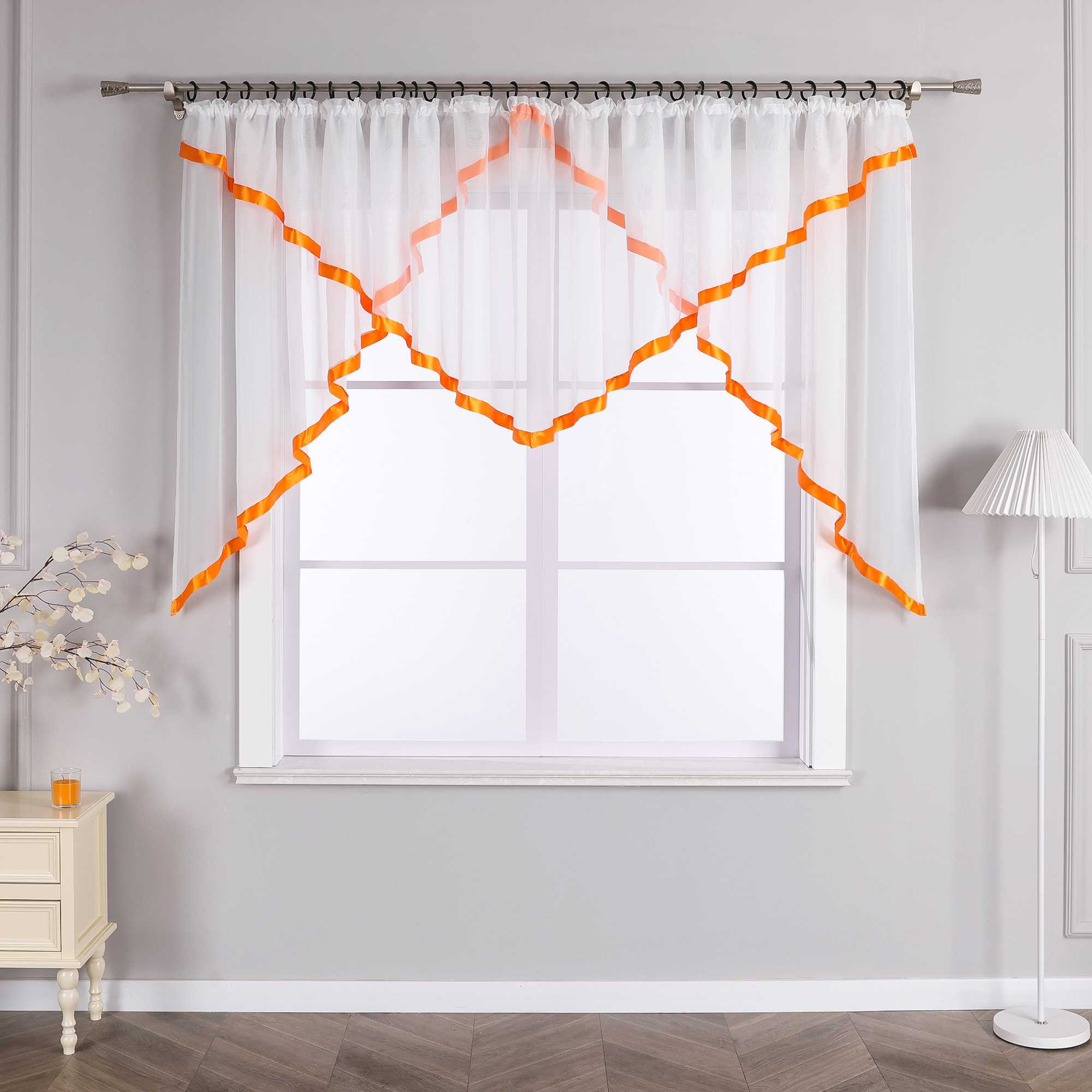 Scheibegardiene mit Wellenkante und Satinband