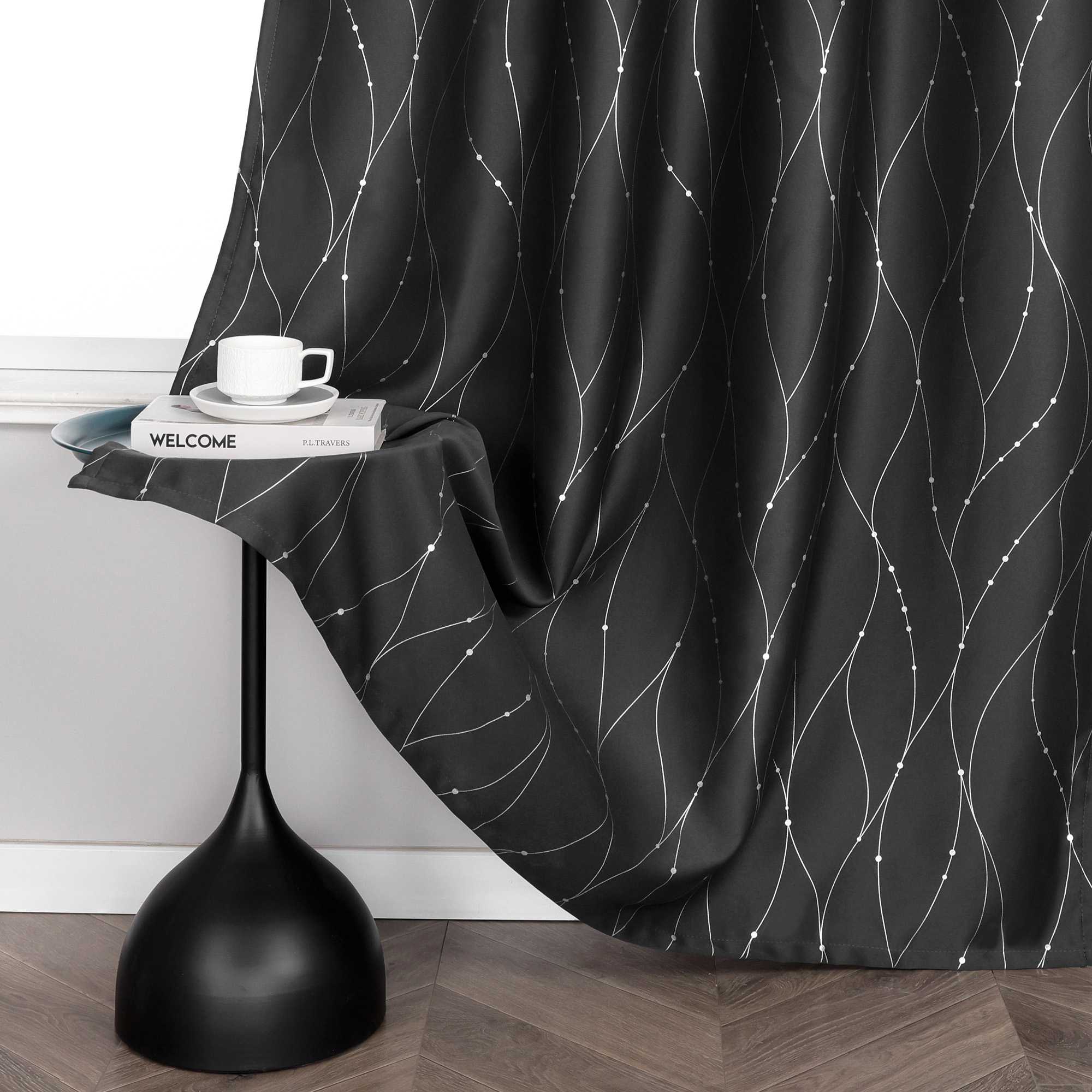 Verdunkelungsvorhang Ösenschal für Schlafzimmer mit silbernen Akzenten