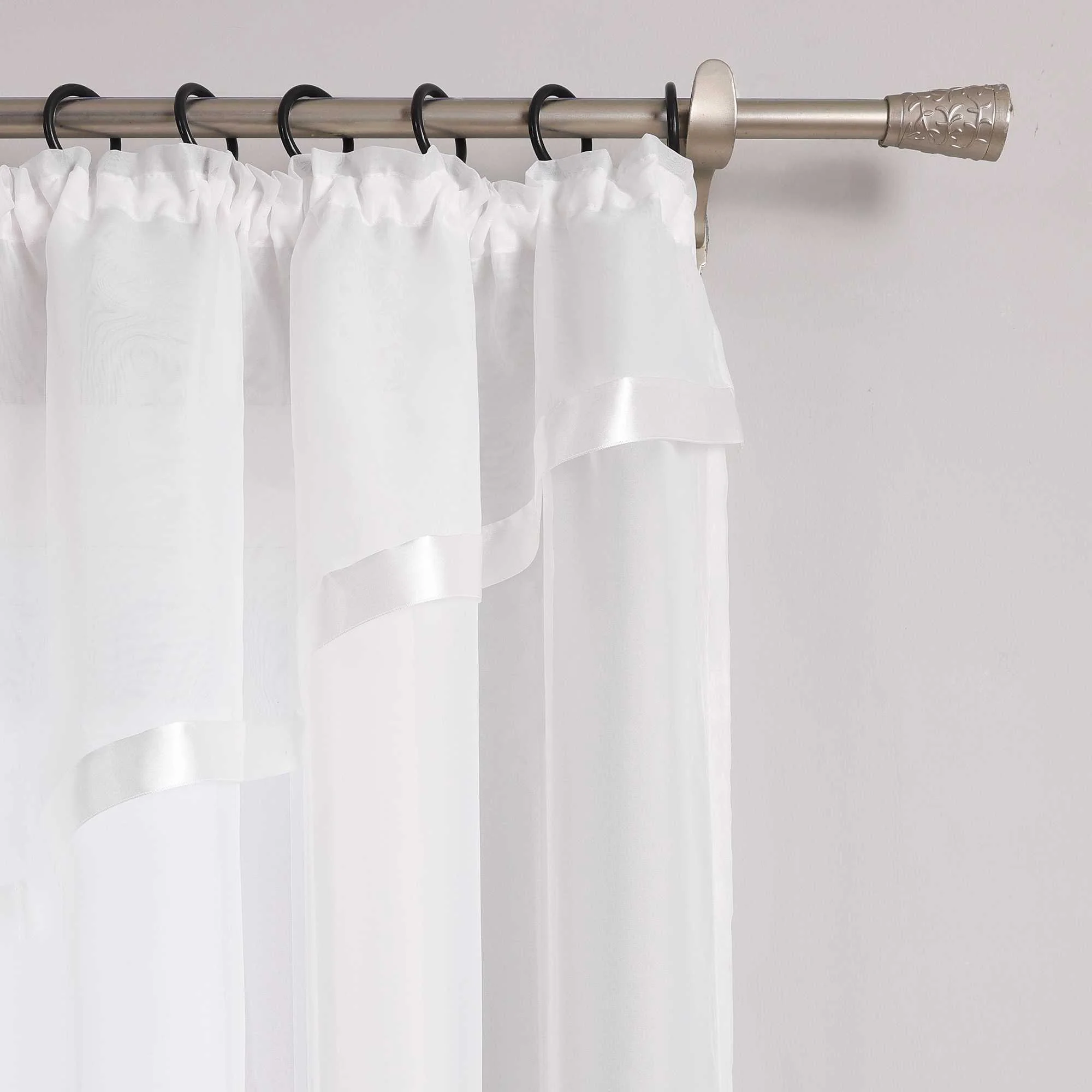 Scheibegardiene mit Wellenkante und Satinband