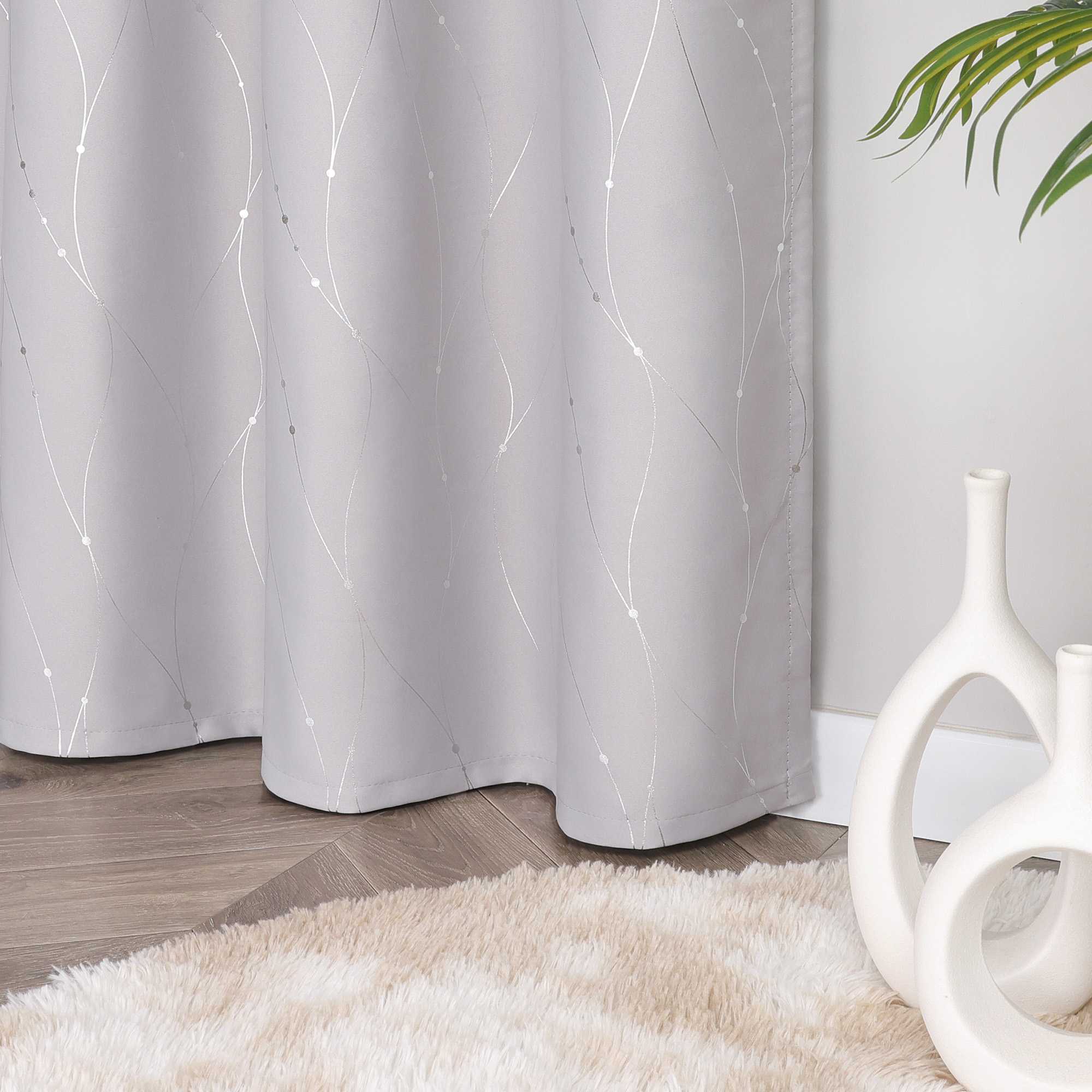 Verdunkelungsvorhang Ösenschal für Schlafzimmer mit silbernen Akzenten