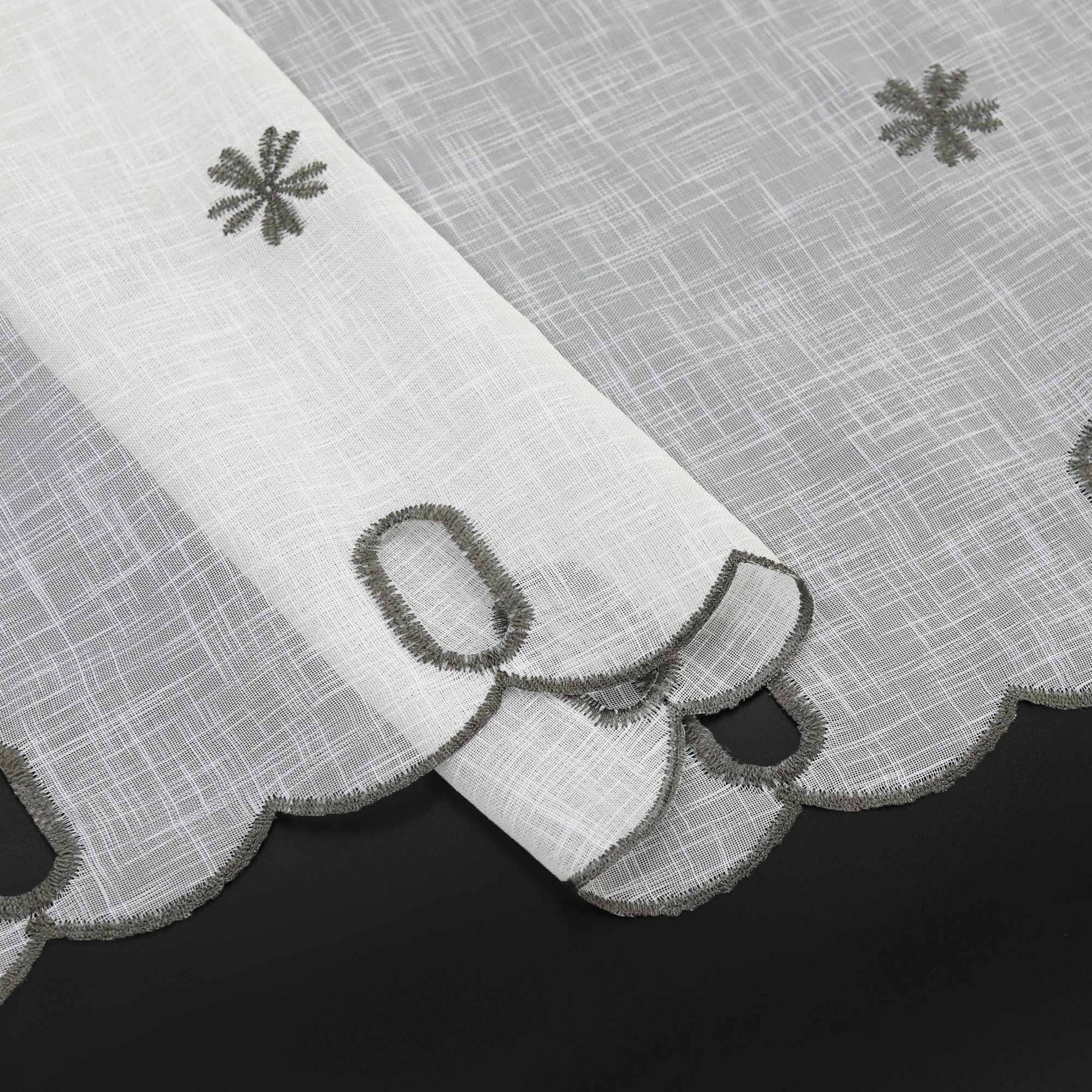 Scheibengardinen mit kleinen Blumenmuster Stickerei im Landhausstil