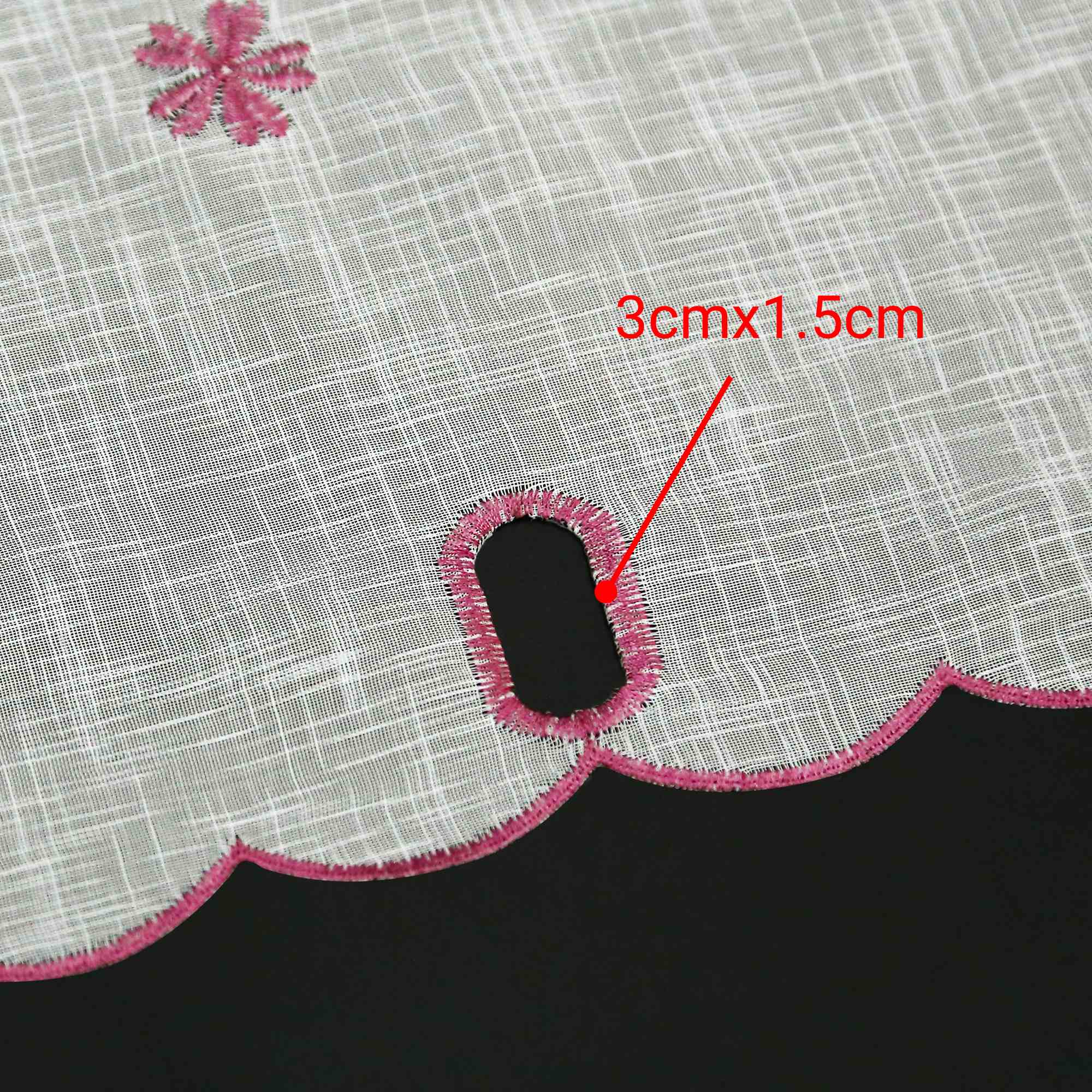 Scheibengardinen mit kleinen Blumenmuster Stickerei im Landhausstil