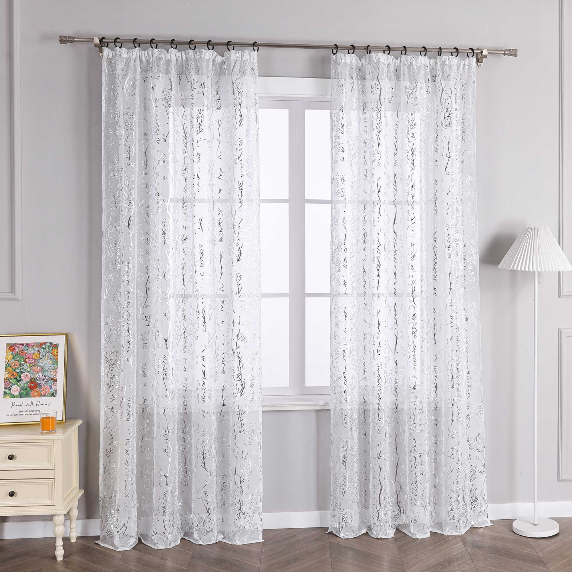 Luxuriöse Vorhänge mit vergoldetem Zweigmuster mit Kräuselband