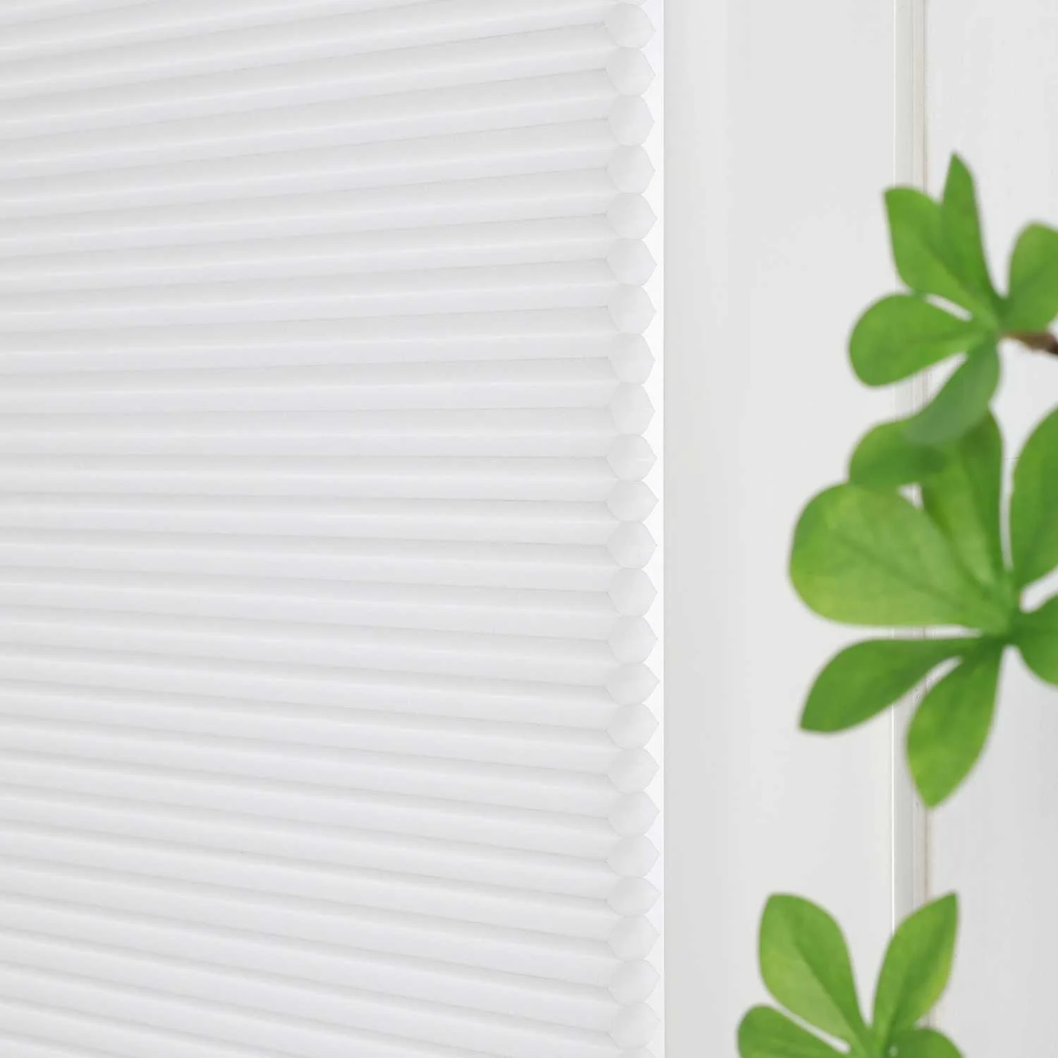 Wabenplissee weiß gegen Kälte mit modernem Design