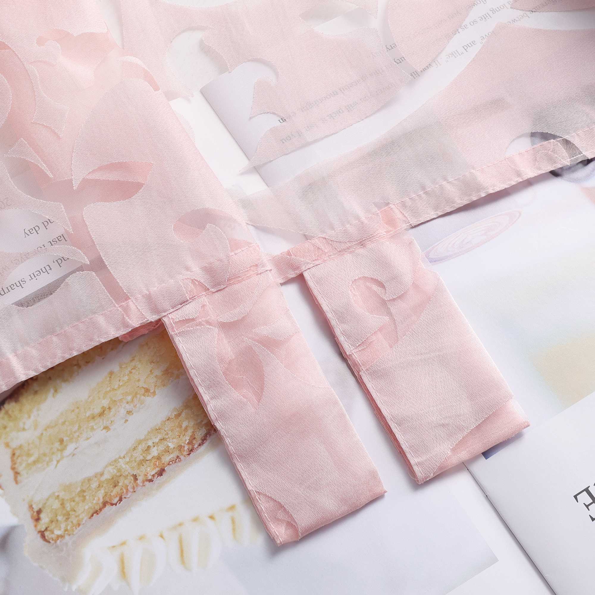 Transparente Vorhang mit Rankenmuster