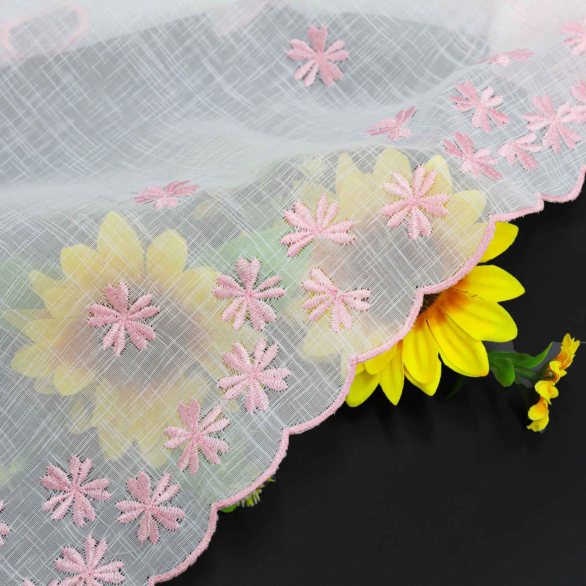 Scheibengardinen mit kleinen Blumenmuster Stickerei im Landhausstil