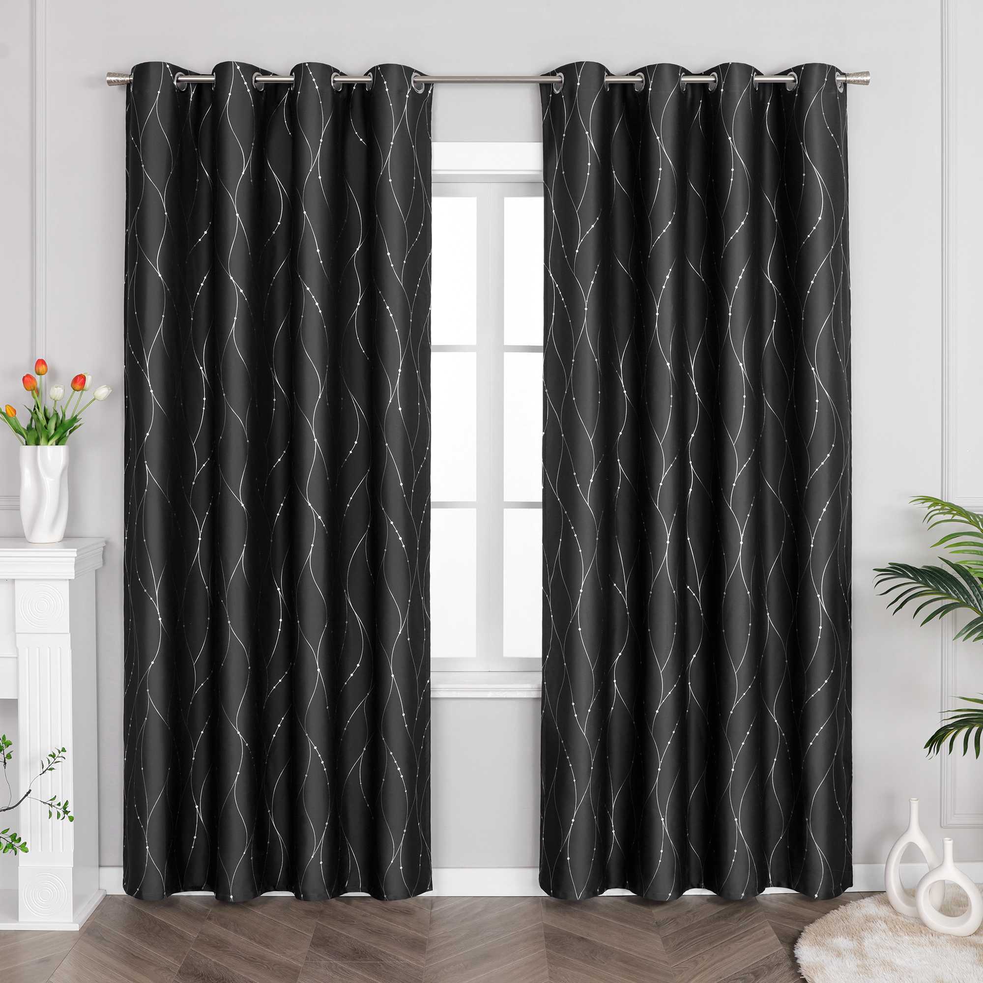 Verdunkelungsvorhang Ösenschal für Schlafzimmer mit silbernen Akzenten