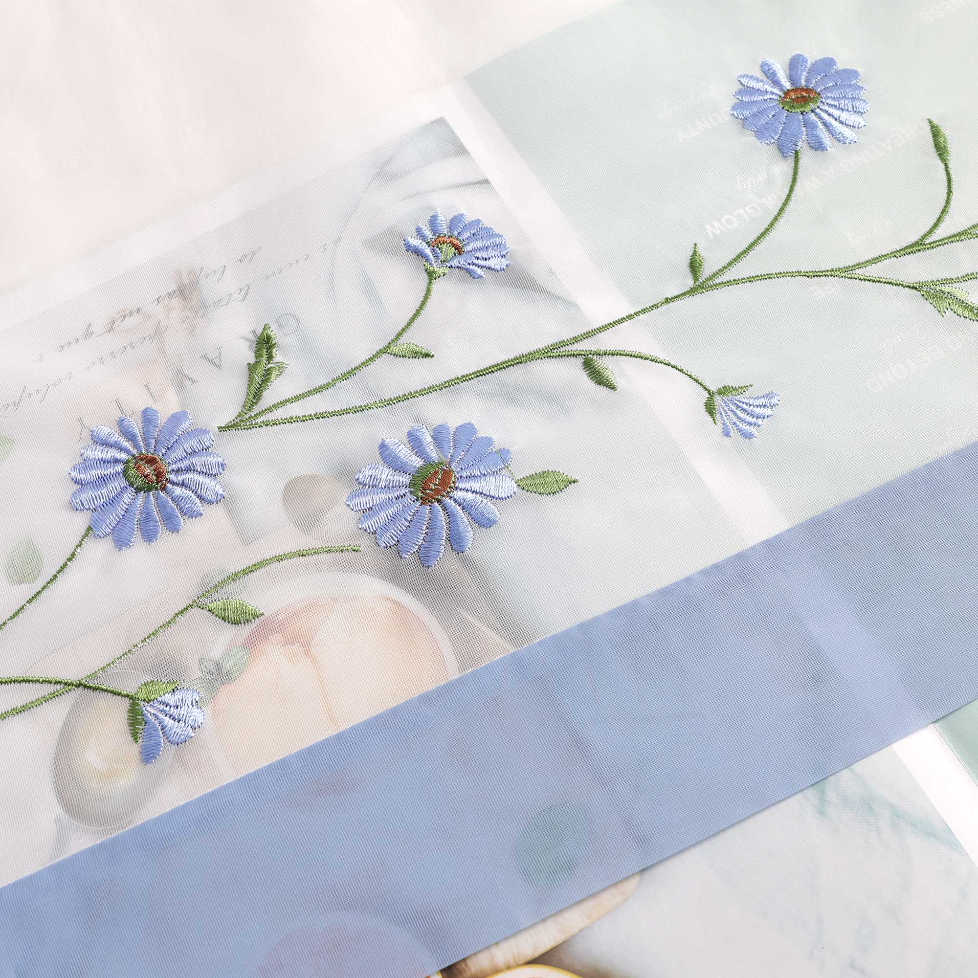 Scheibengardinen Bistrogardine Schlaufen Küche Gardinen Landhausstil Transparent Kurzstores mit kleiner Gänseblümchen-Stickerei