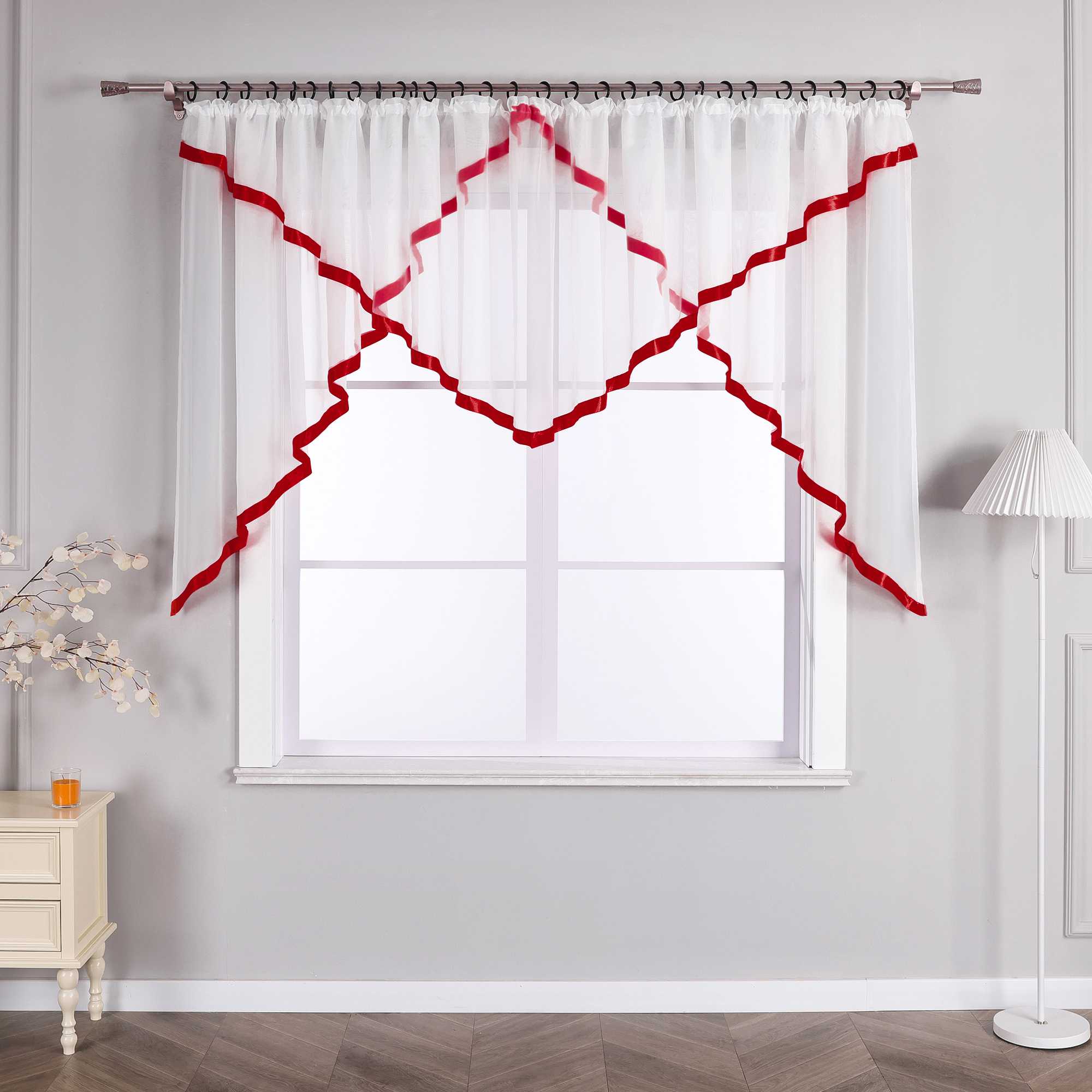 Scheibegardiene mit Wellenkante und Satinband