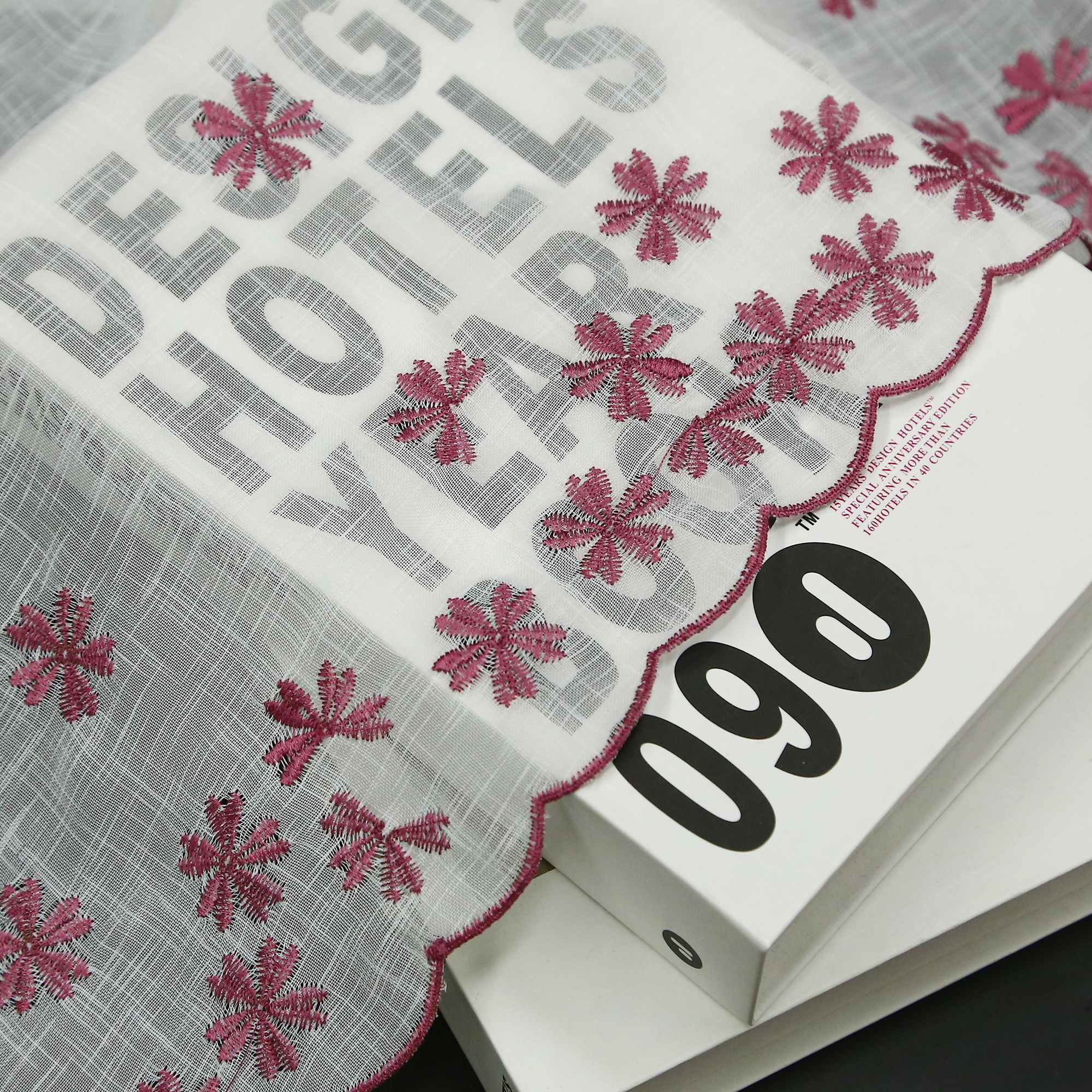 Scheibengardinen mit kleinen Blumenmuster Stickerei im Landhausstil