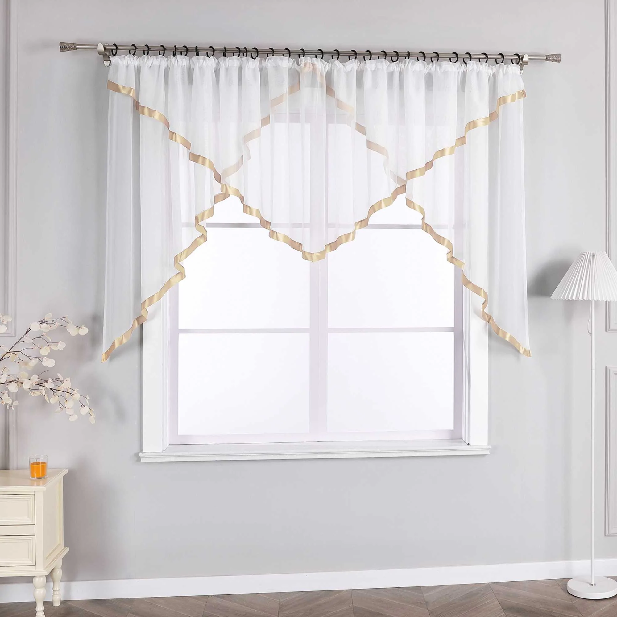 Scheibegardiene mit Wellenkante und Satinband