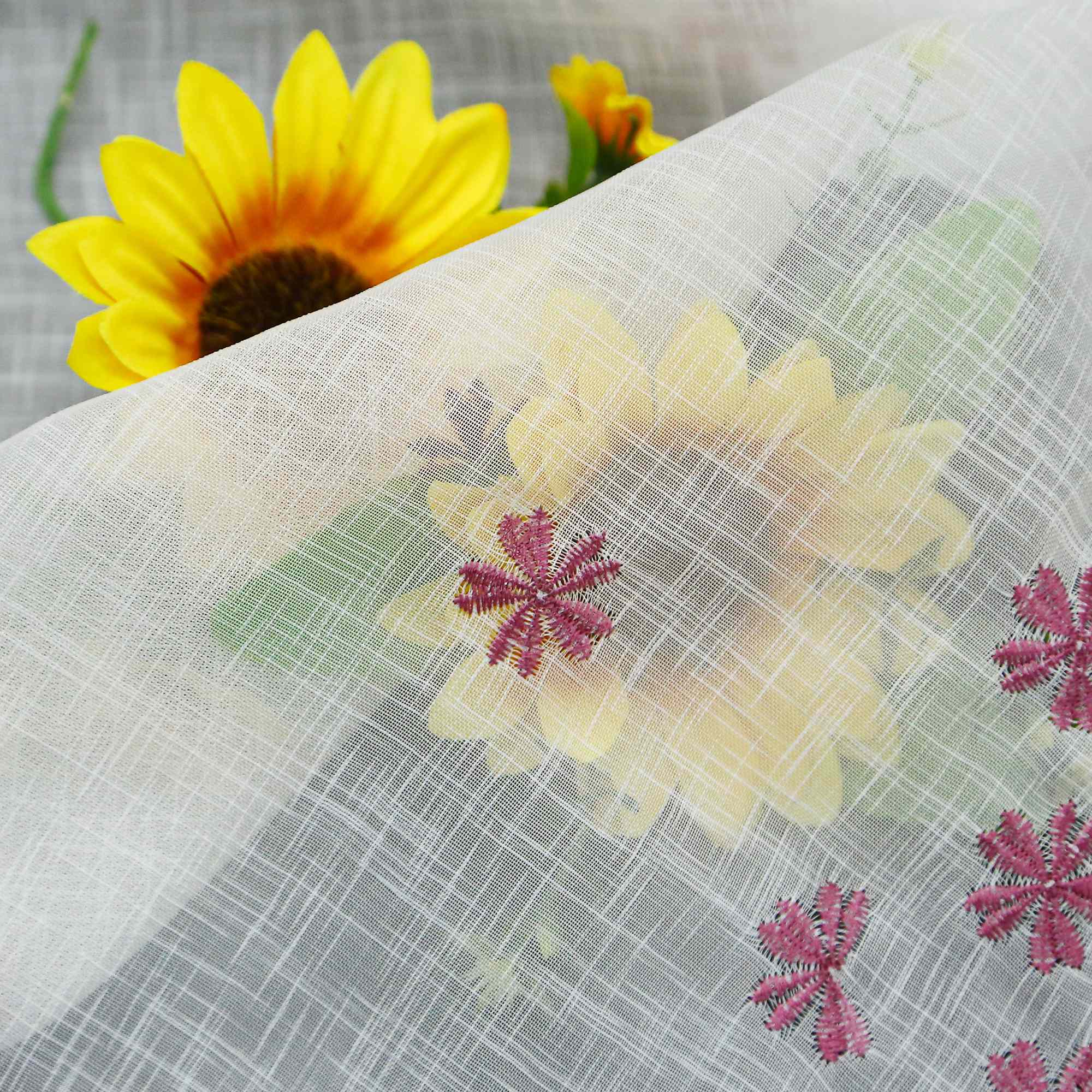 Scheibengardinen mit kleinen Blumenmuster Stickerei im Landhausstil