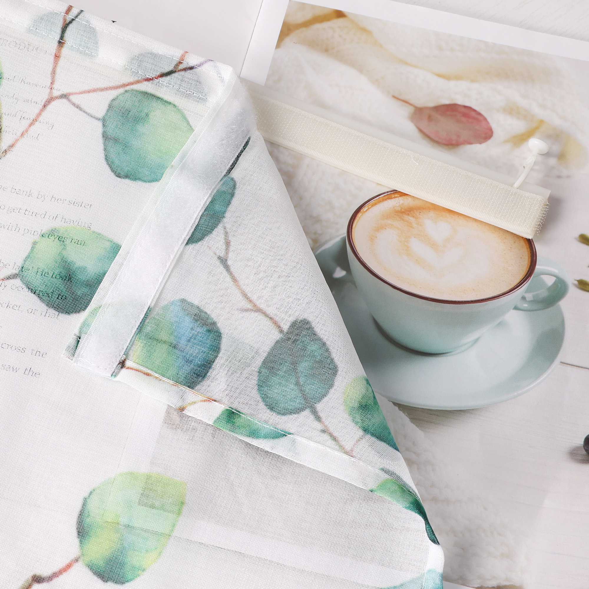 Halbtransparente Schiebegardinen Klettbandschal mit grünem Blättermuster Lichtdurchlässig 2er Set