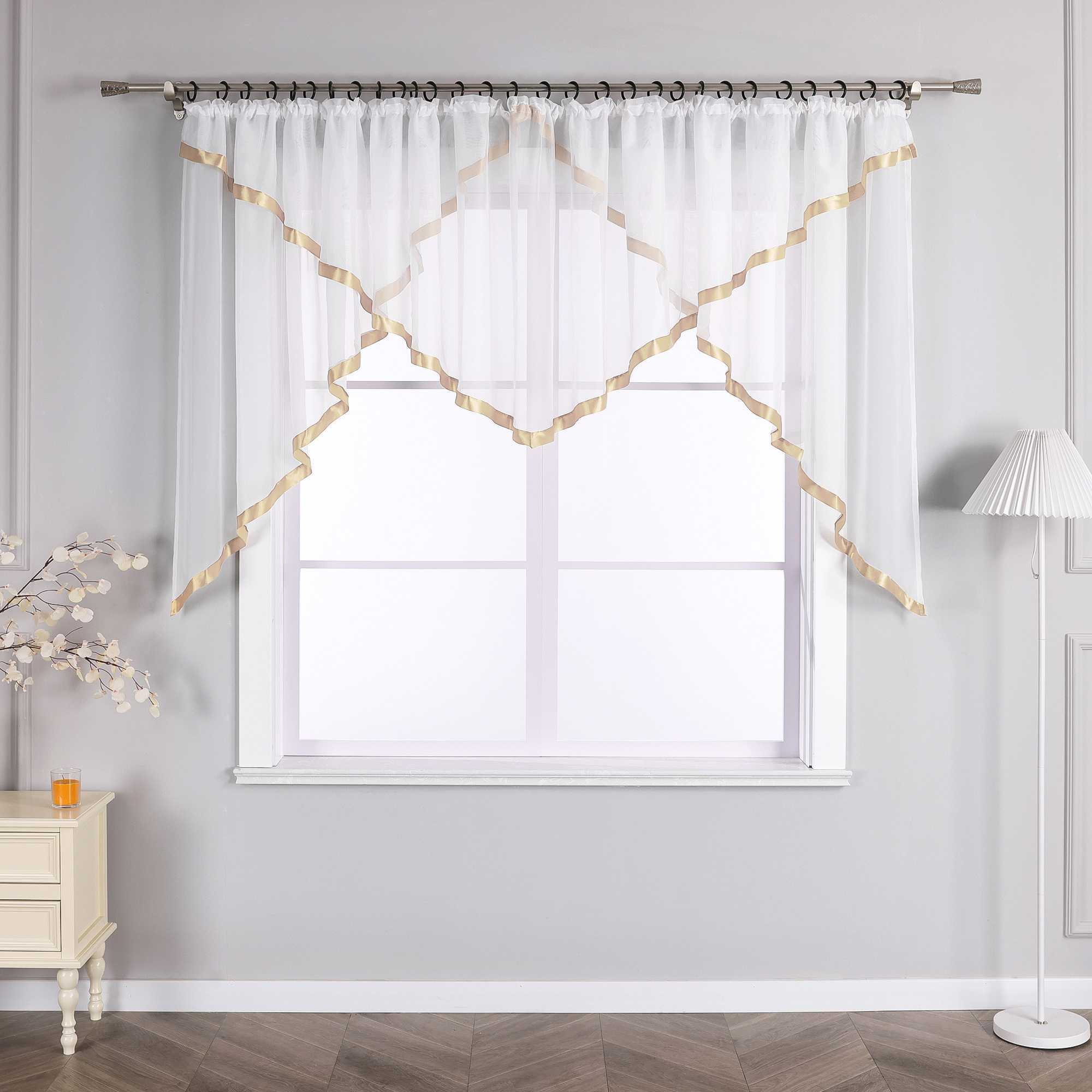 Scheibegardiene mit Wellenkante und Satinband