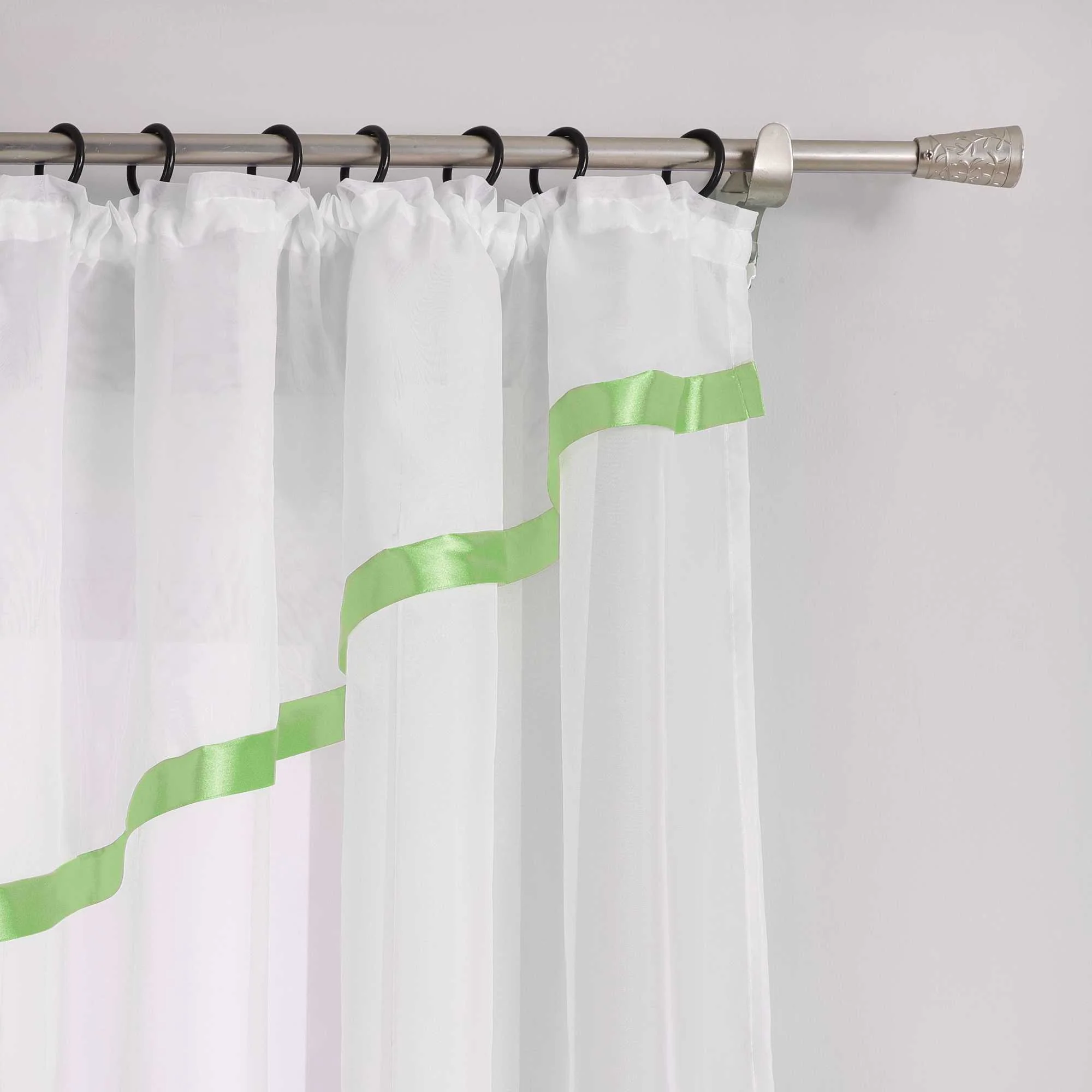 Scheibegardiene mit Wellenkante und Satinband