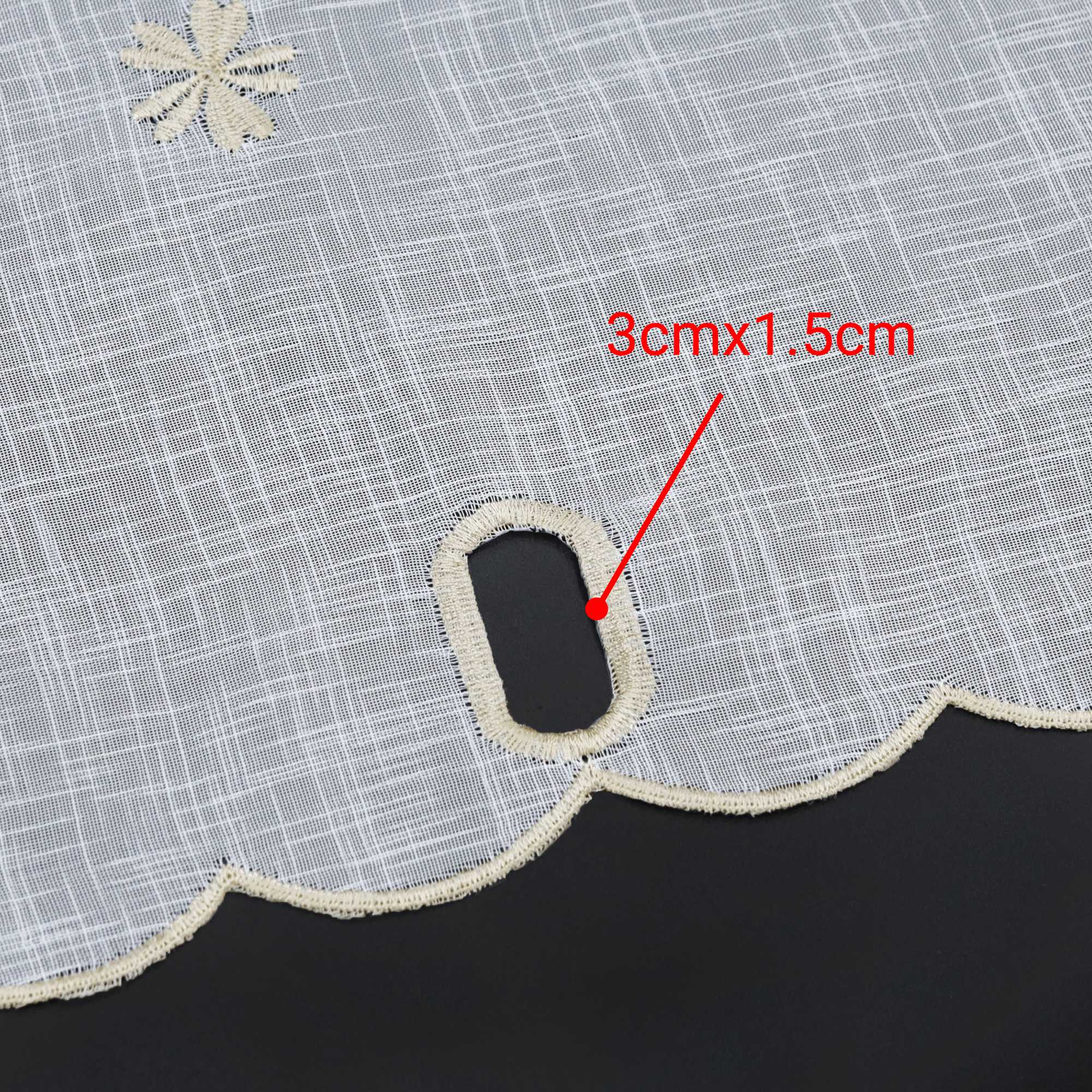 Scheibengardinen mit kleinen Blumenmuster Stickerei im Landhausstil