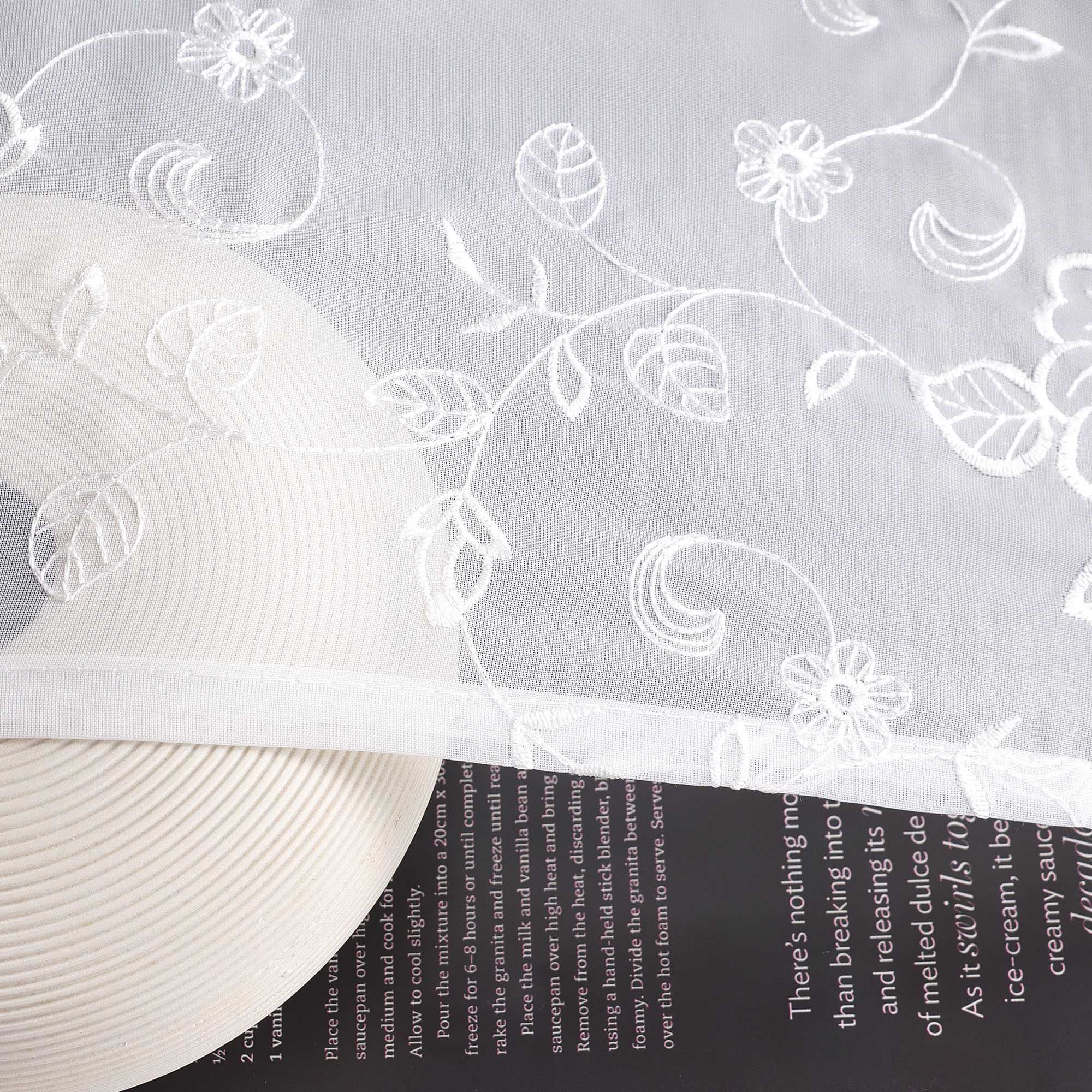 Delien Romantischer Spitzenvorhang mit filigranen Blumendesigns und Stangendurchzug