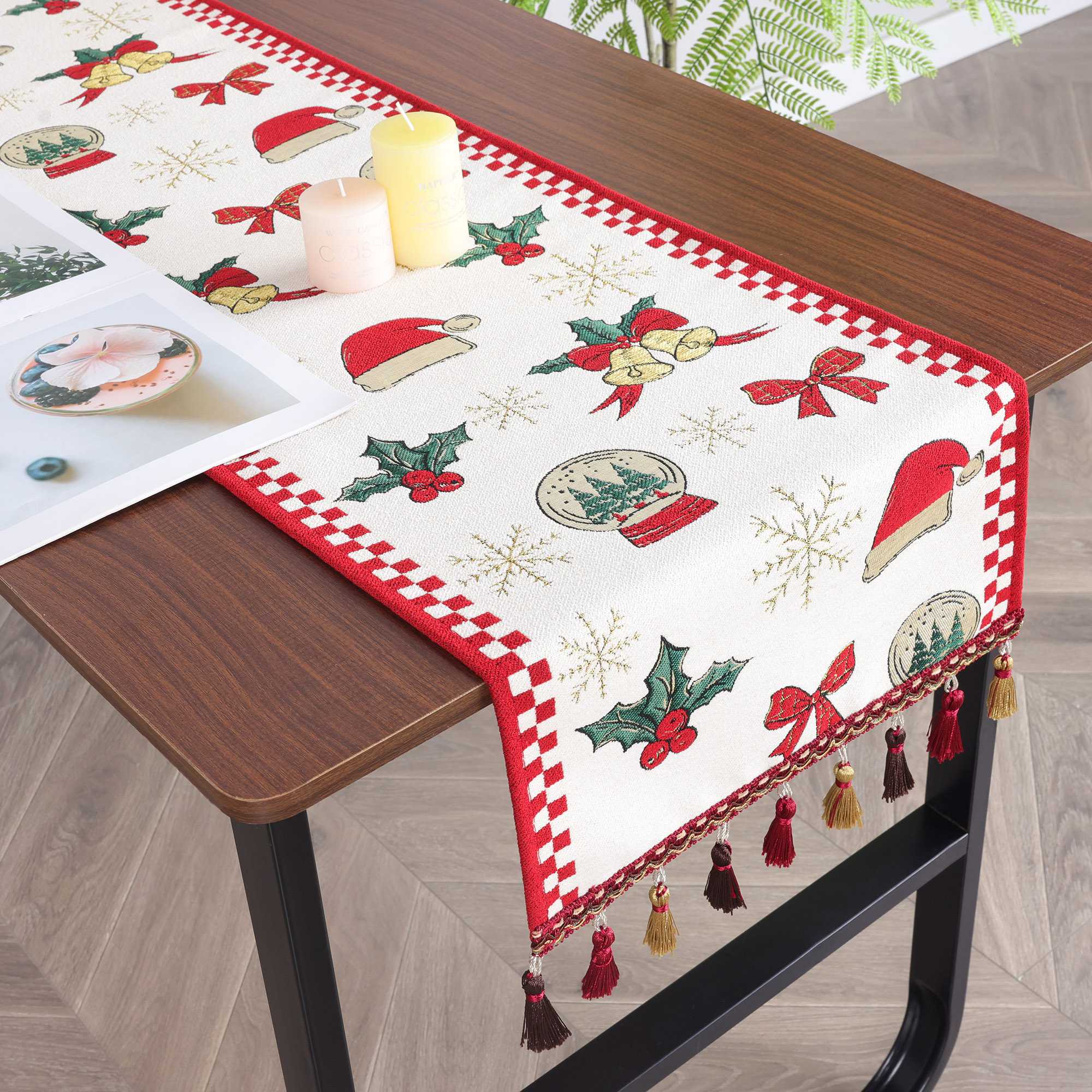 Festlicher Weihnachts Tischläufer mit weihnachtlicher Dekorationmuster