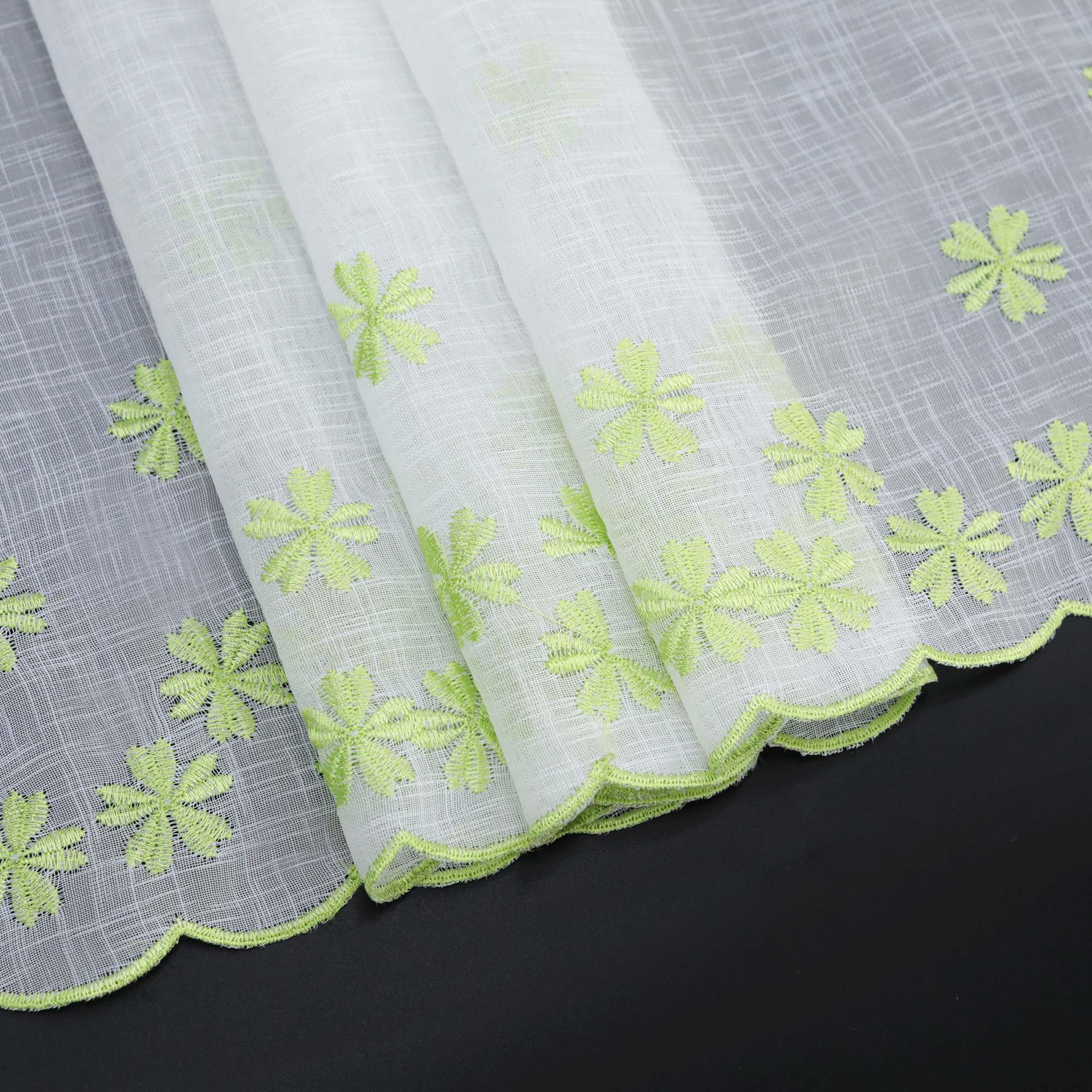 Scheibengardinen mit kleinen Blumenmuster Stickerei im Landhausstil