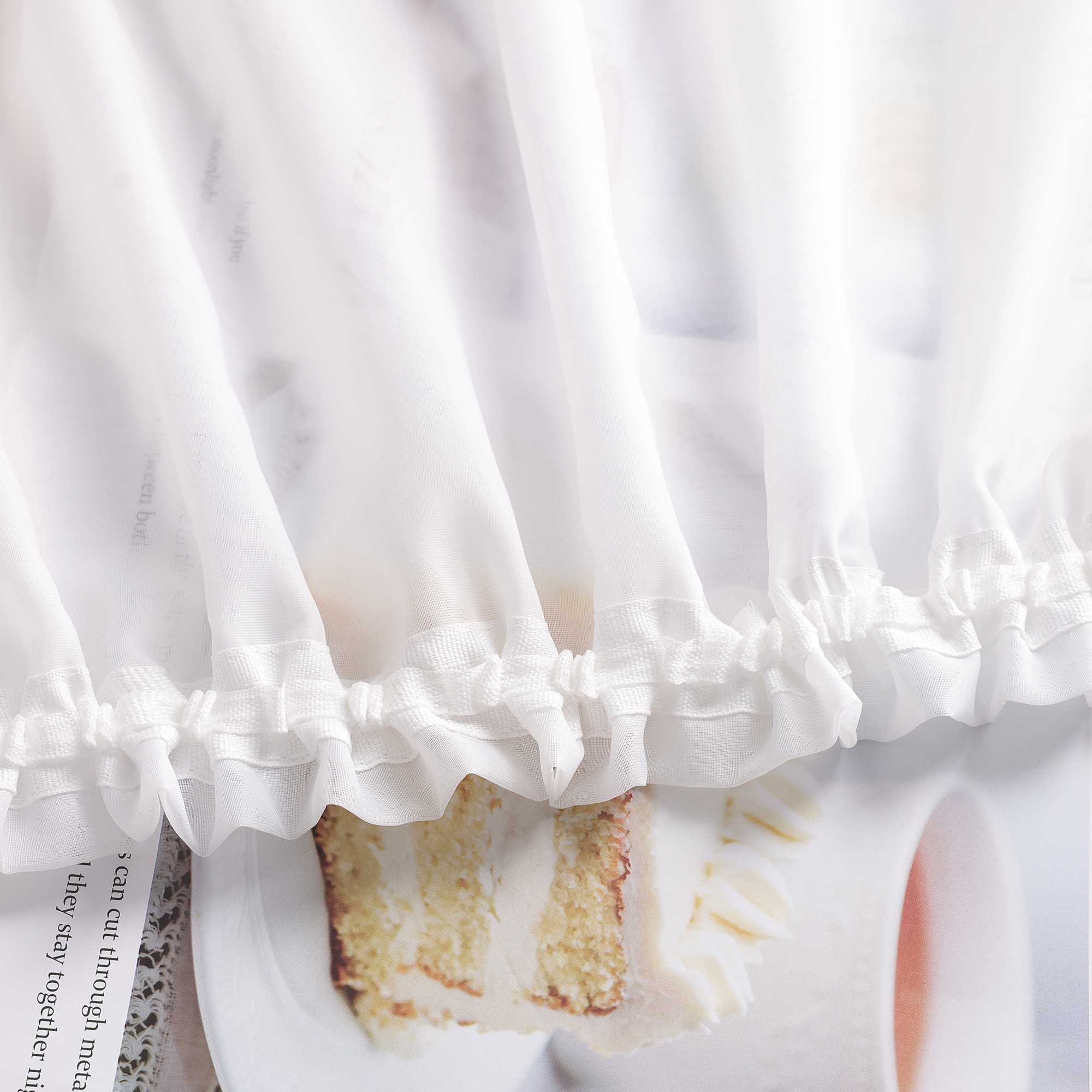 Scheibegardiene mit Wellenkante und Satinband