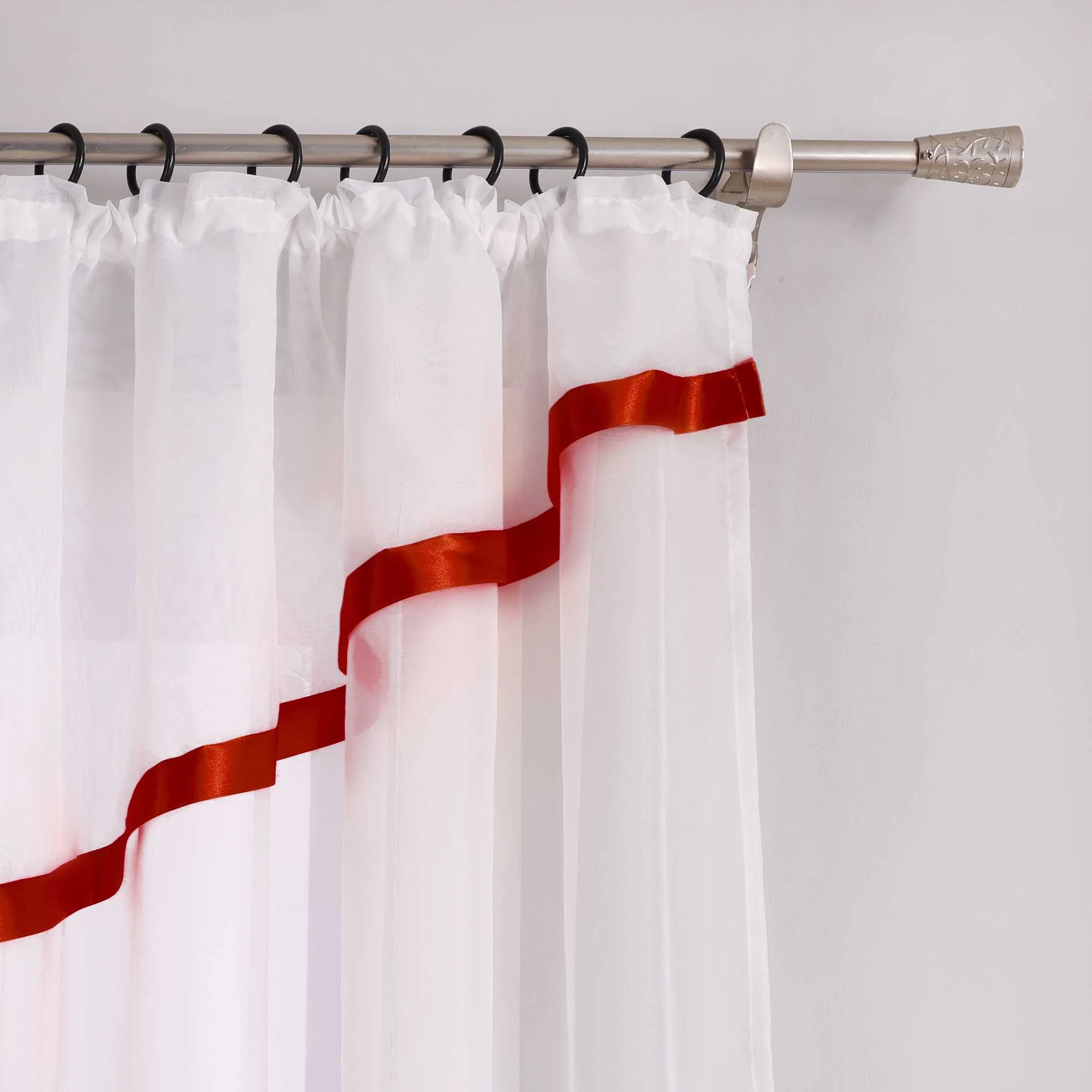 Scheibegardiene mit Wellenkante und Satinband