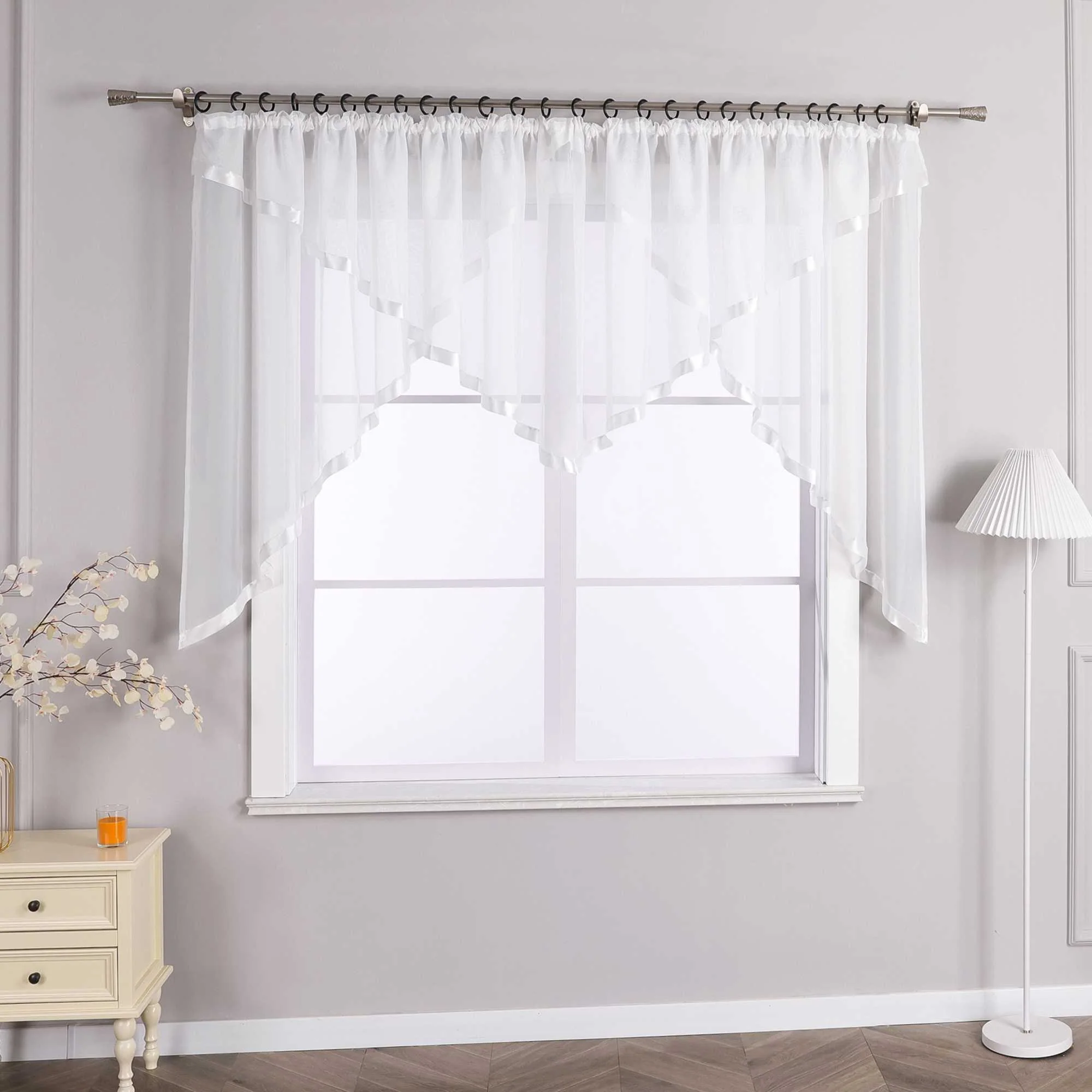 Scheibegardiene mit Wellenkante und Satinband