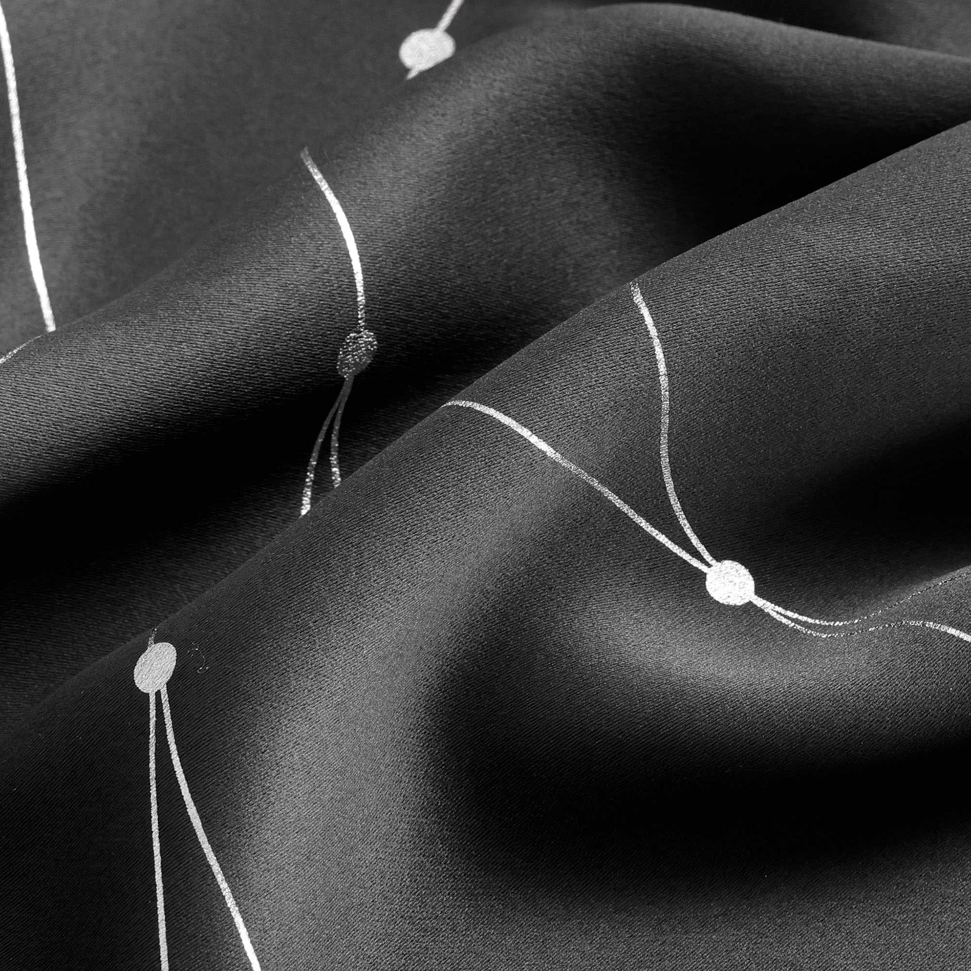 Verdunkelungsvorhang Ösenschal für Schlafzimmer mit silbernen Akzenten