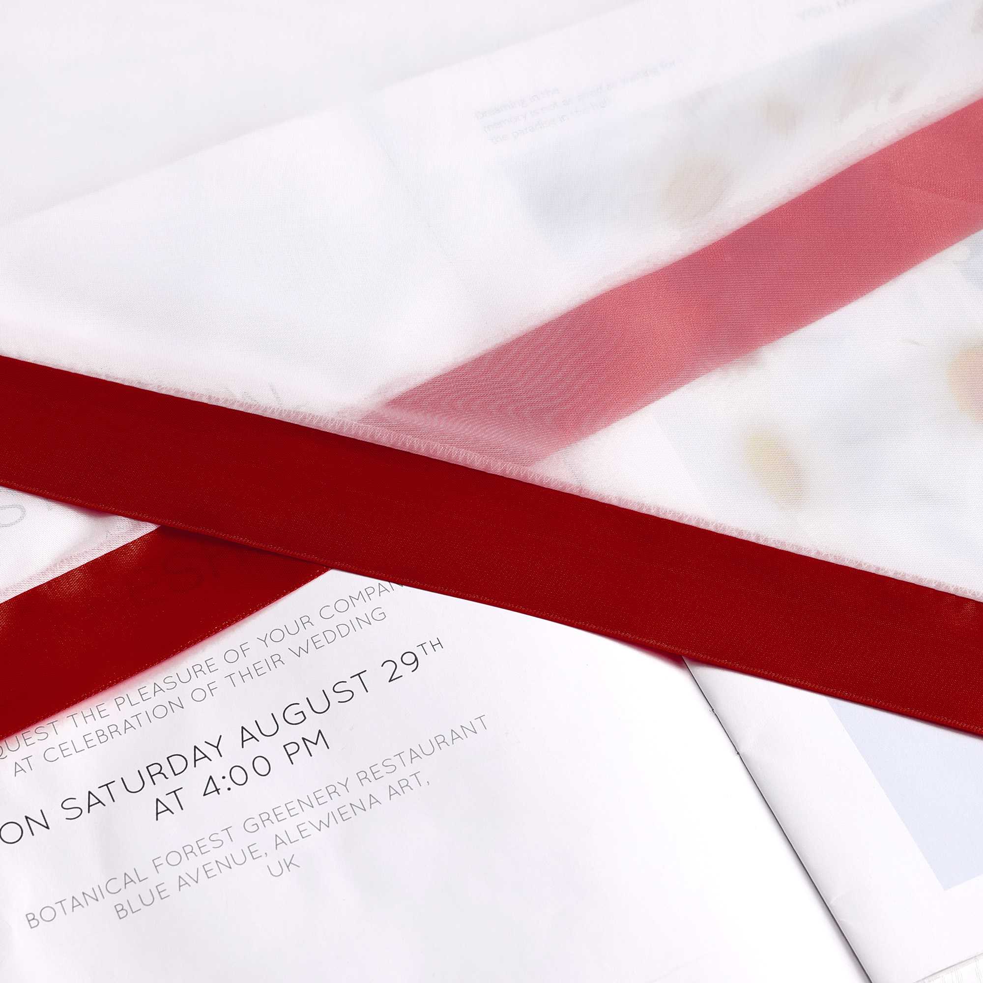 Scheibegardiene mit Wellenkante und Satinband