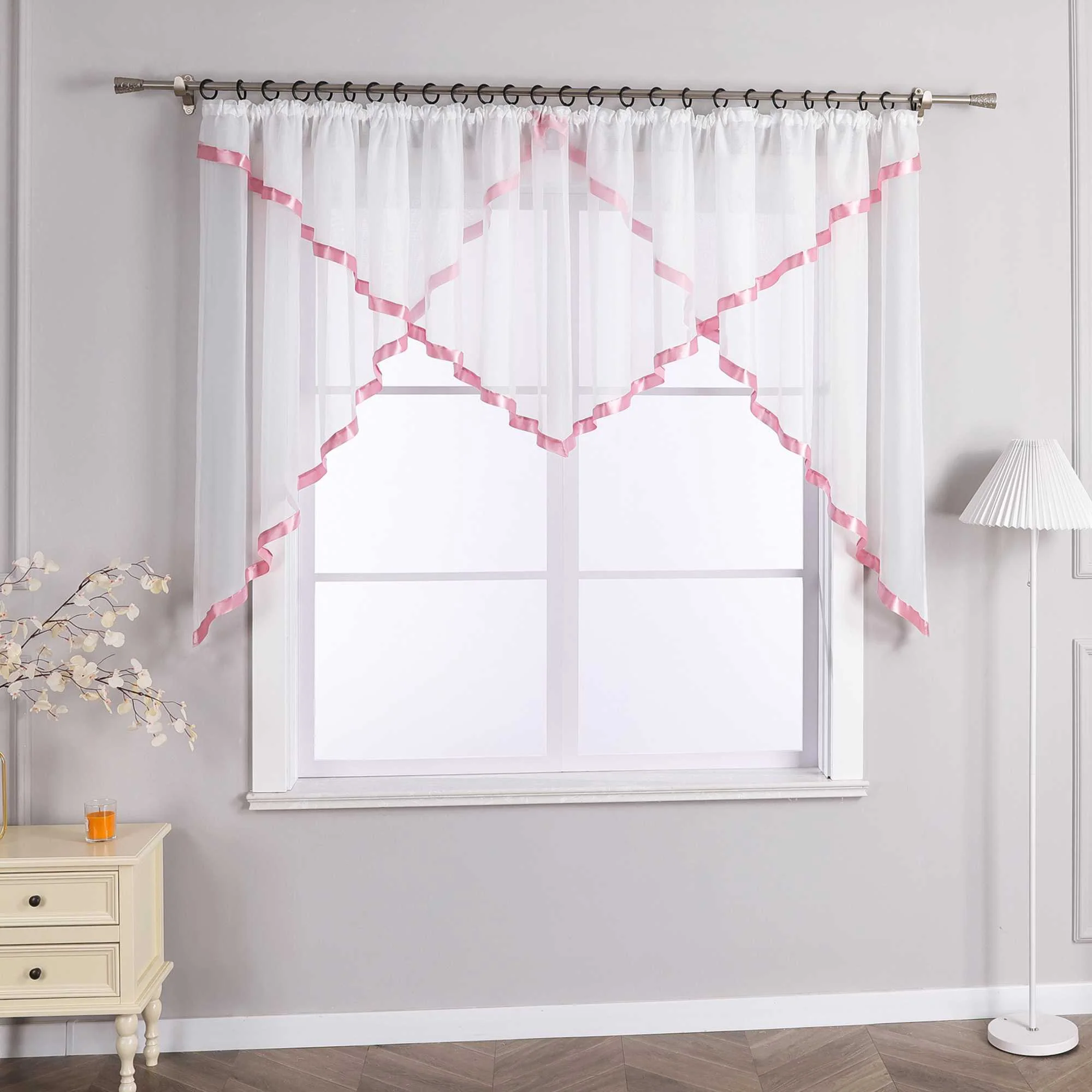 Scheibegardiene mit Wellenkante und Satinband