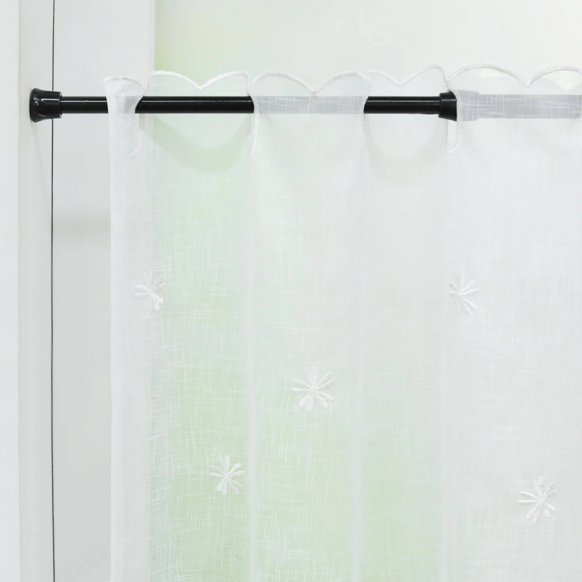 Scheibengardinen mit kleinen Blumenmuster Stickerei im Landhausstil