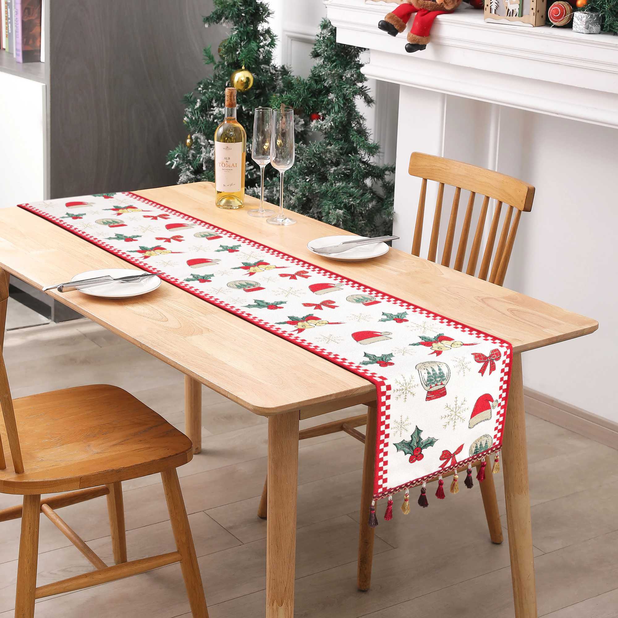 Festlicher Weihnachts Tischläufer mit weihnachtlicher Dekorationmuster