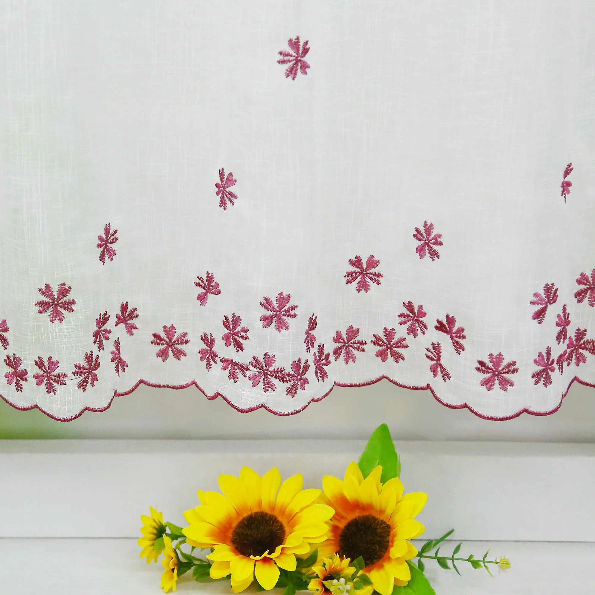 Scheibengardinen mit kleinen Blumenmuster Stickerei im Landhausstil