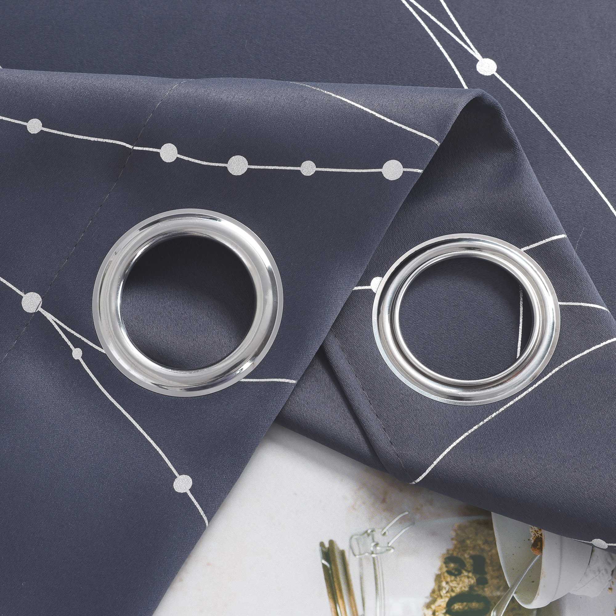 Verdunkelungsvorhang Ösenschal für Schlafzimmer mit silbernen Akzenten