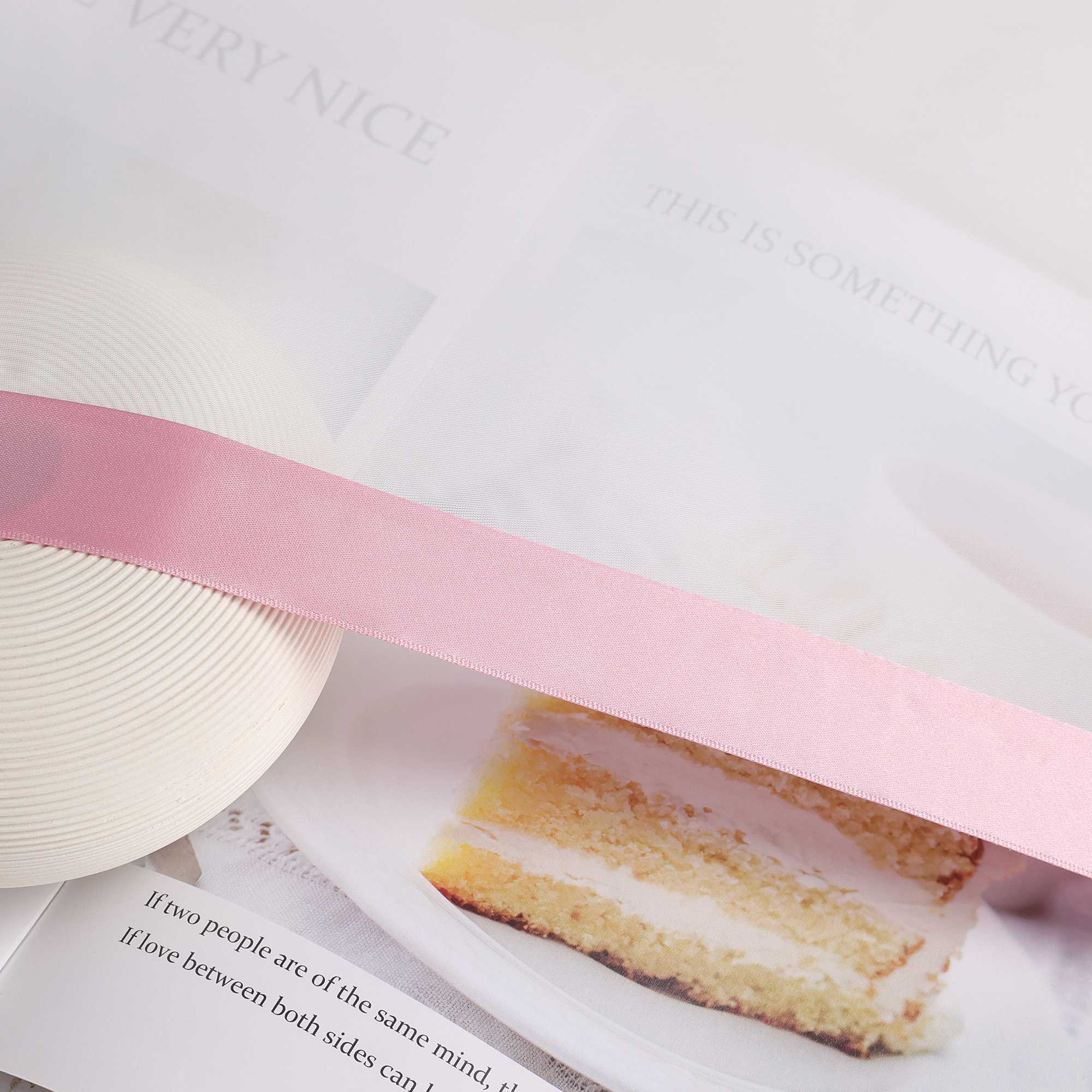 Scheibegardiene mit Wellenkante und Satinband