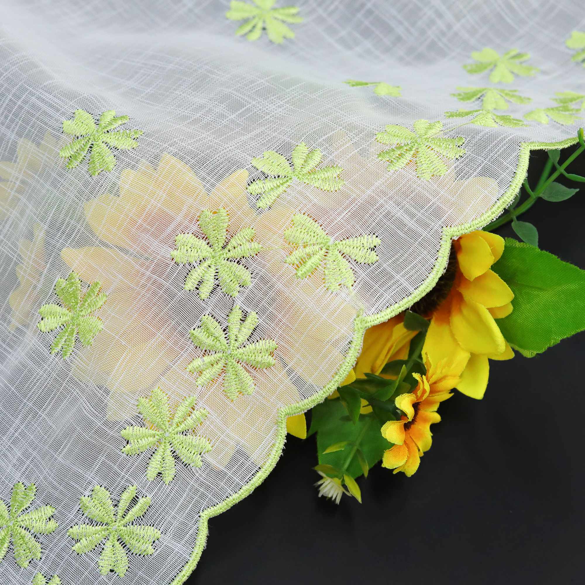 Scheibengardinen mit kleinen Blumenmuster Stickerei im Landhausstil