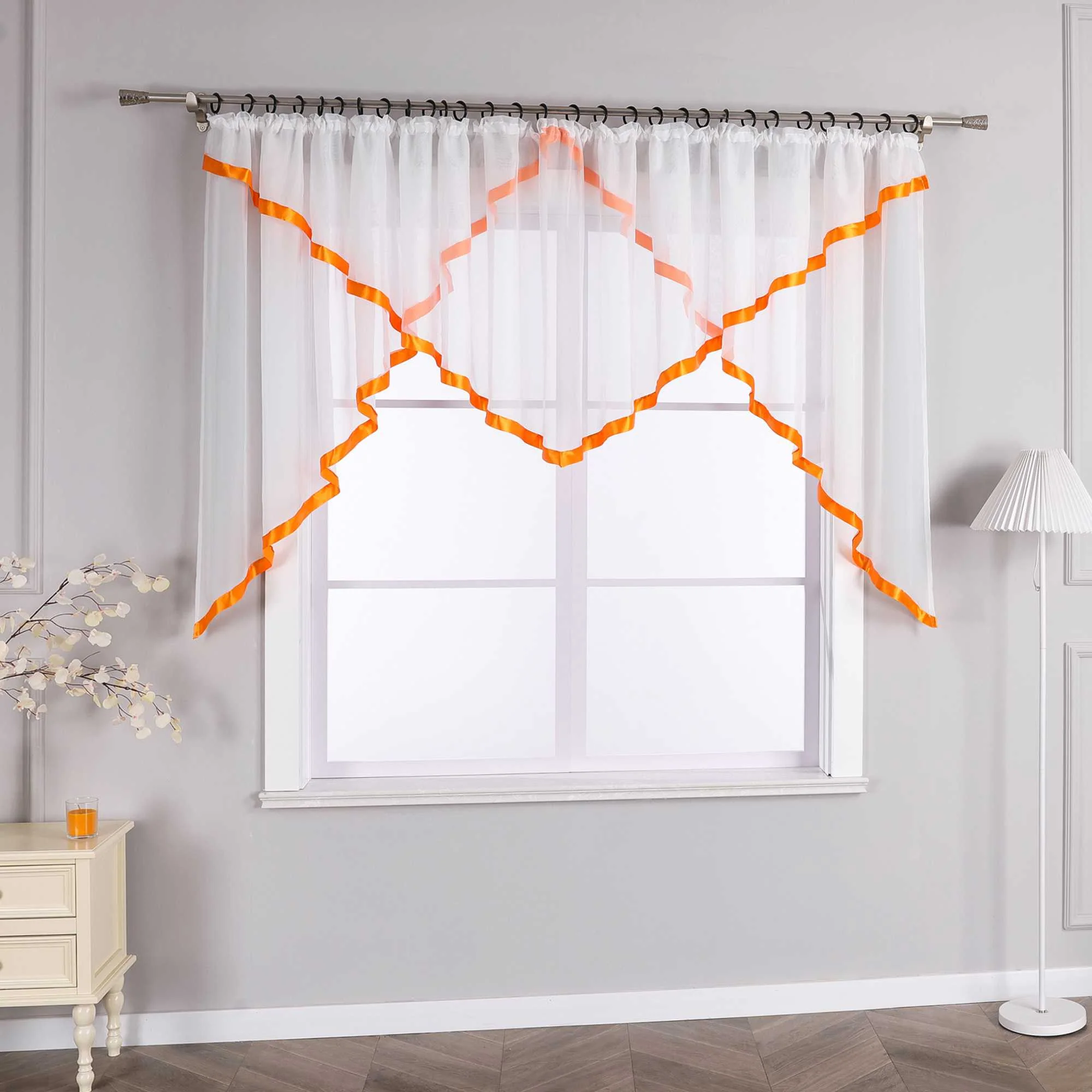 Scheibegardiene mit Wellenkante und Satinband