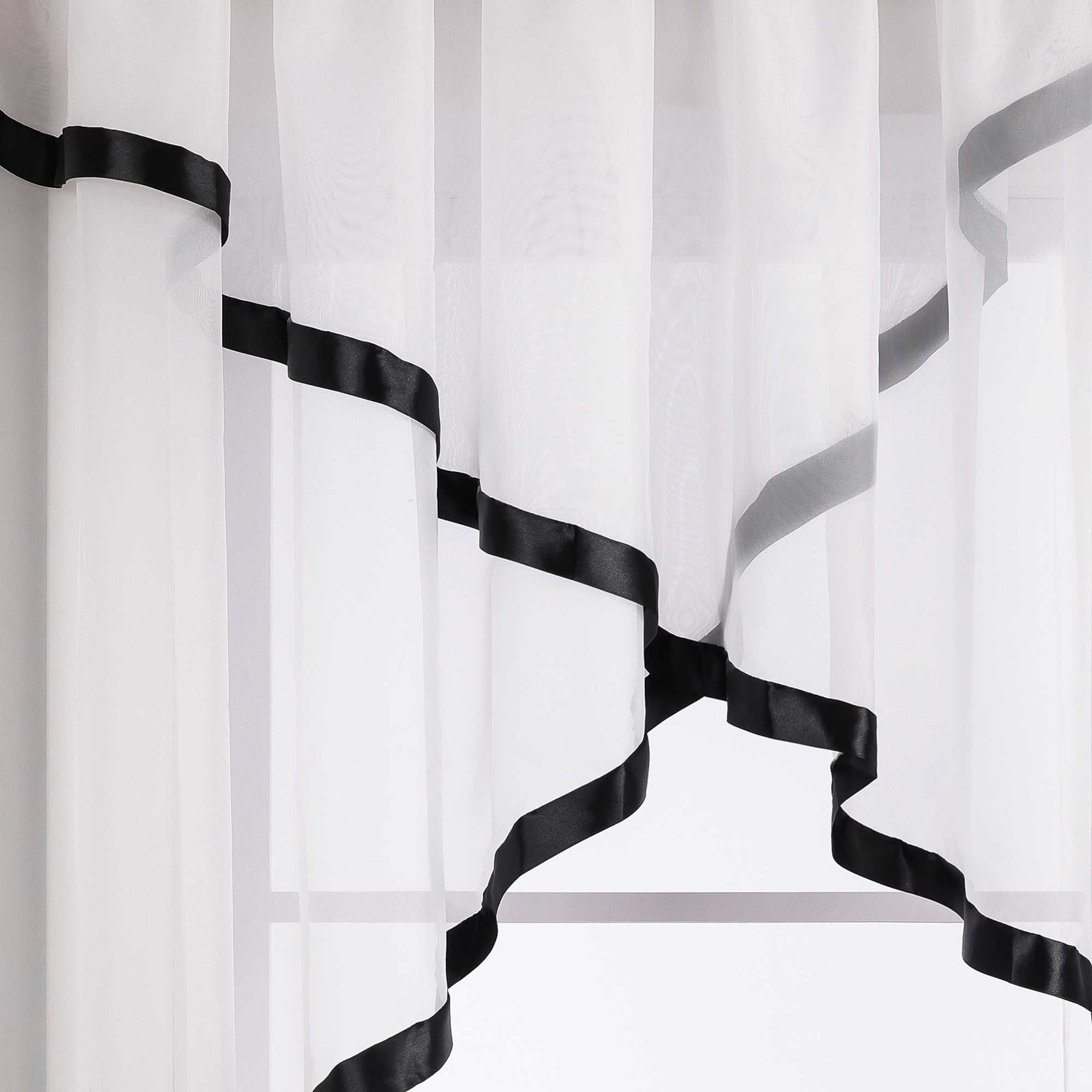 Scheibegardiene mit Wellenkante und Satinband