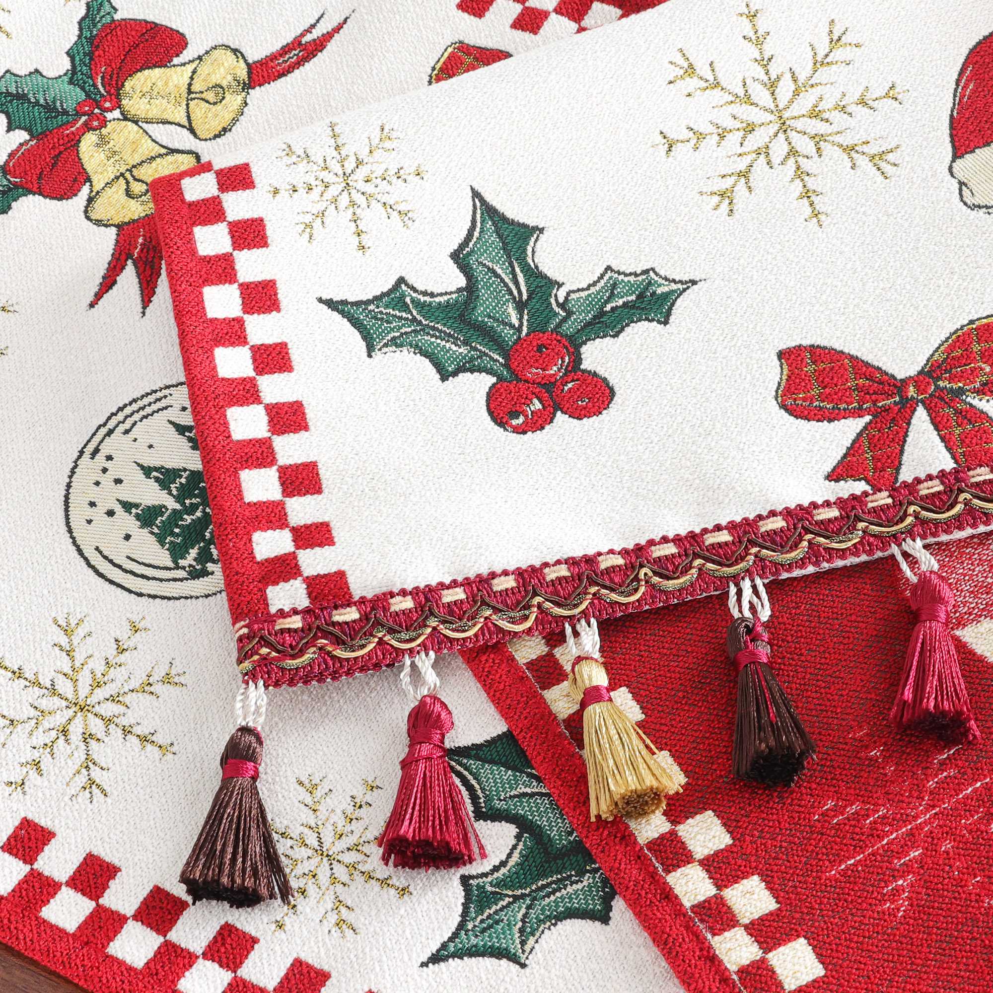 Festlicher Weihnachts Tischläufer mit weihnachtlicher Dekorationmuster